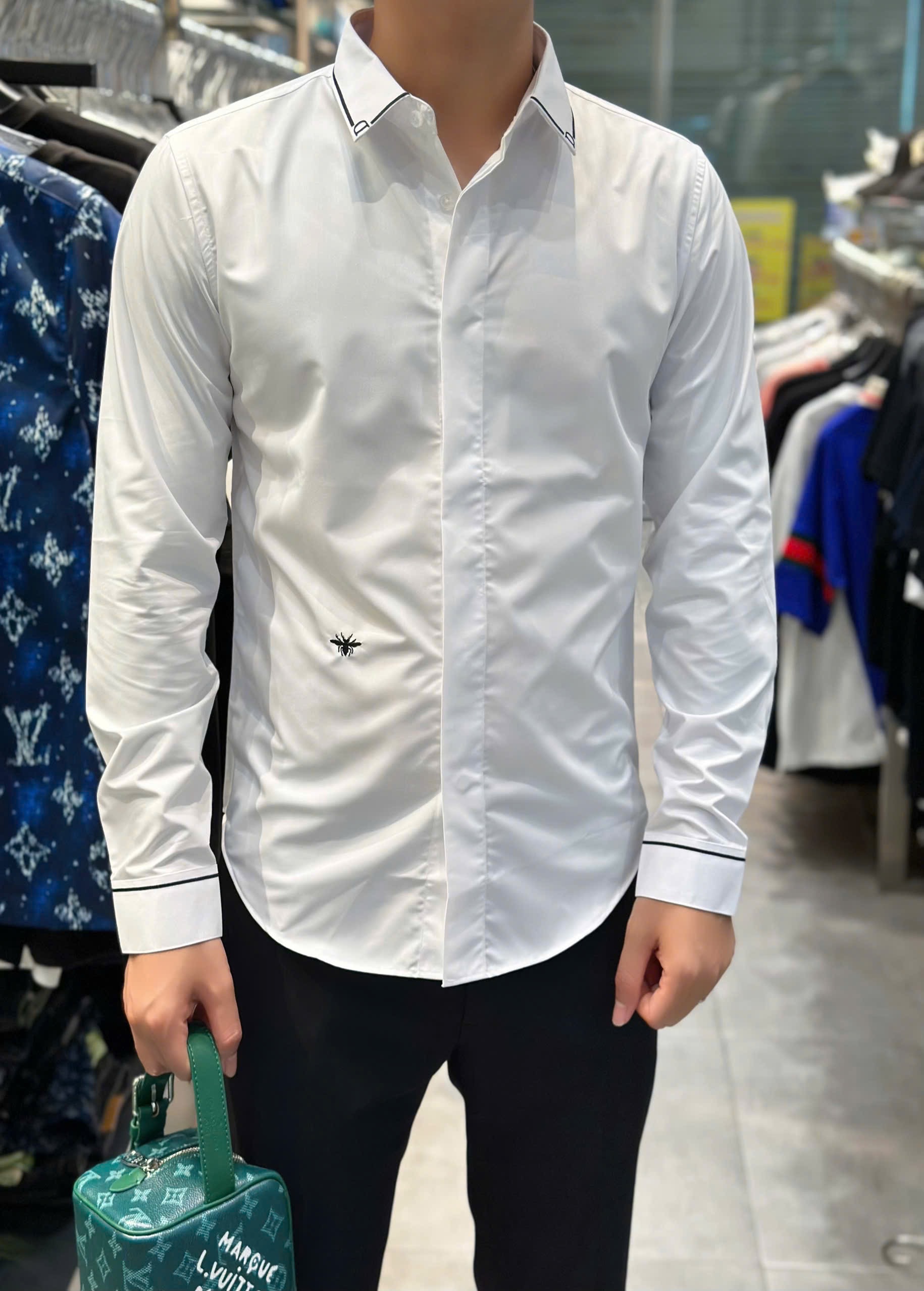 Áo sơ mi dài tay Dior CD Trắng logo Ong thêu bụng phối kẻ Đen tay Like Auth VTN