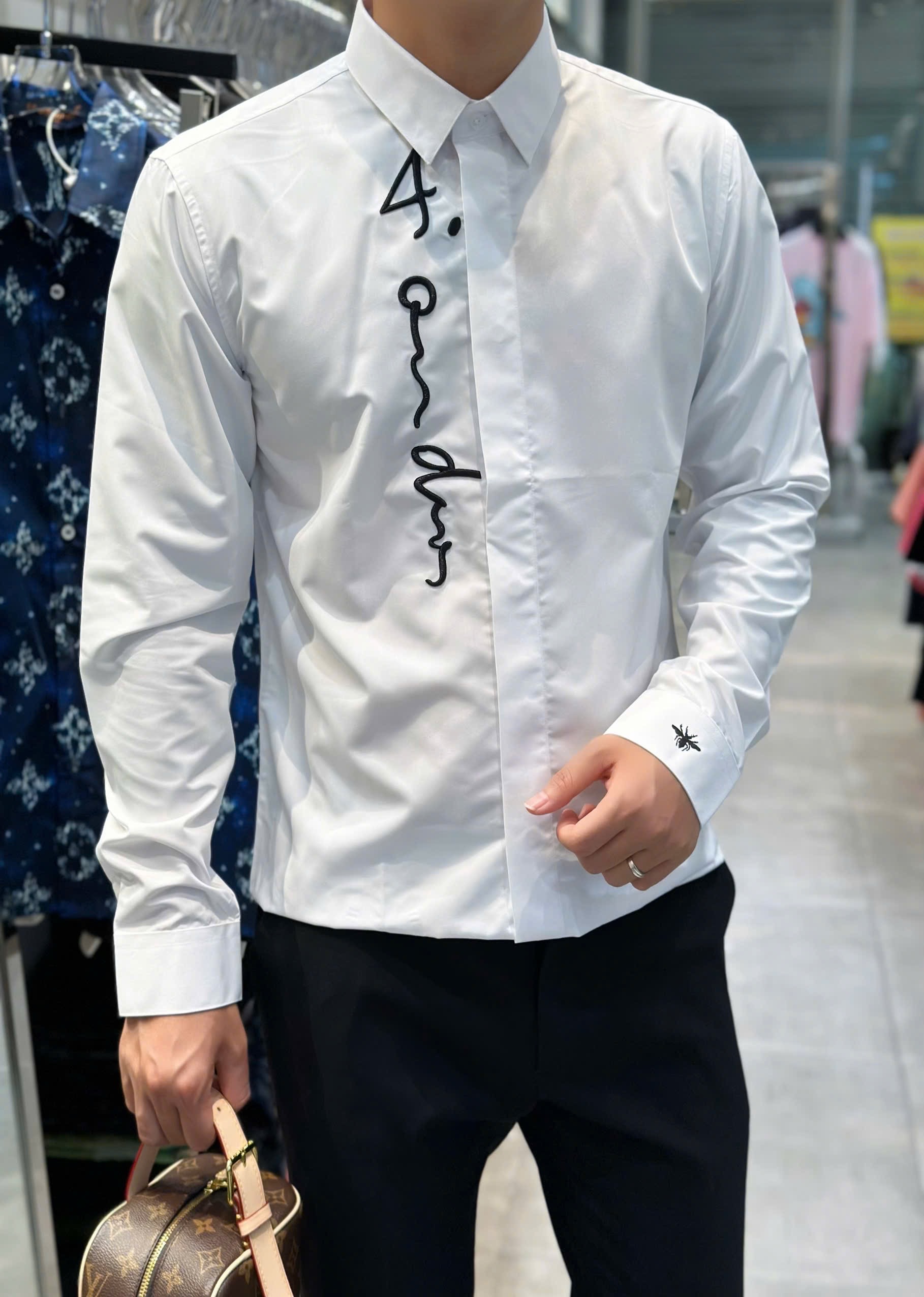 Áo sơ mi dài tay Dior CD Trắng logo chữ Đen thêu dọc Like Auth VTN