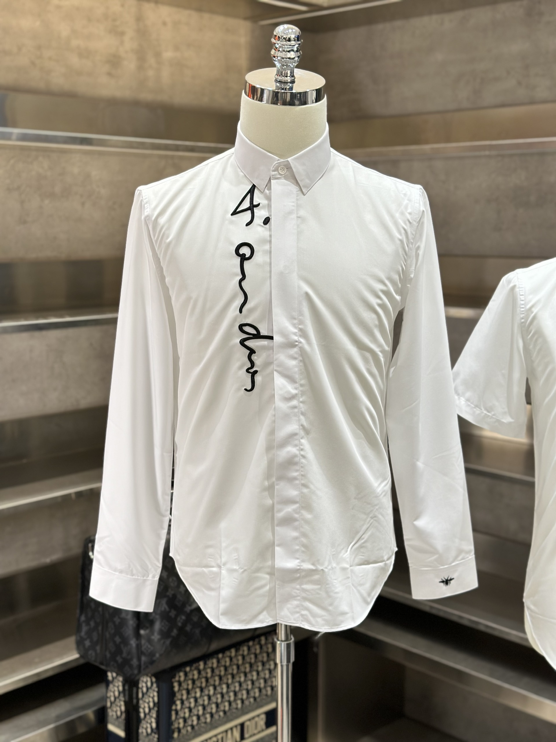 Áo sơ mi dài tay Dior CD Trắng logo chữ Đen thêu dọc Like Auth VTN