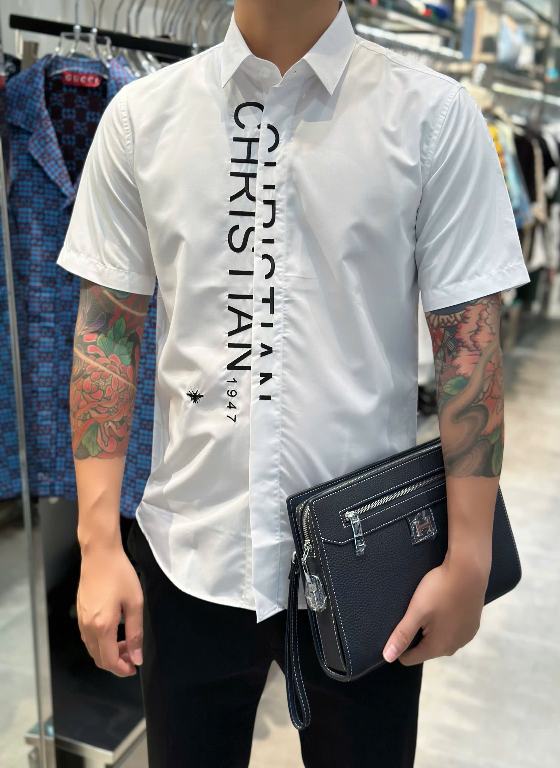 1660 Áo sơ mi cộc tay Dior CD Trắng logo chữ Đen dọc khuy Like Auth 38-40 VTN