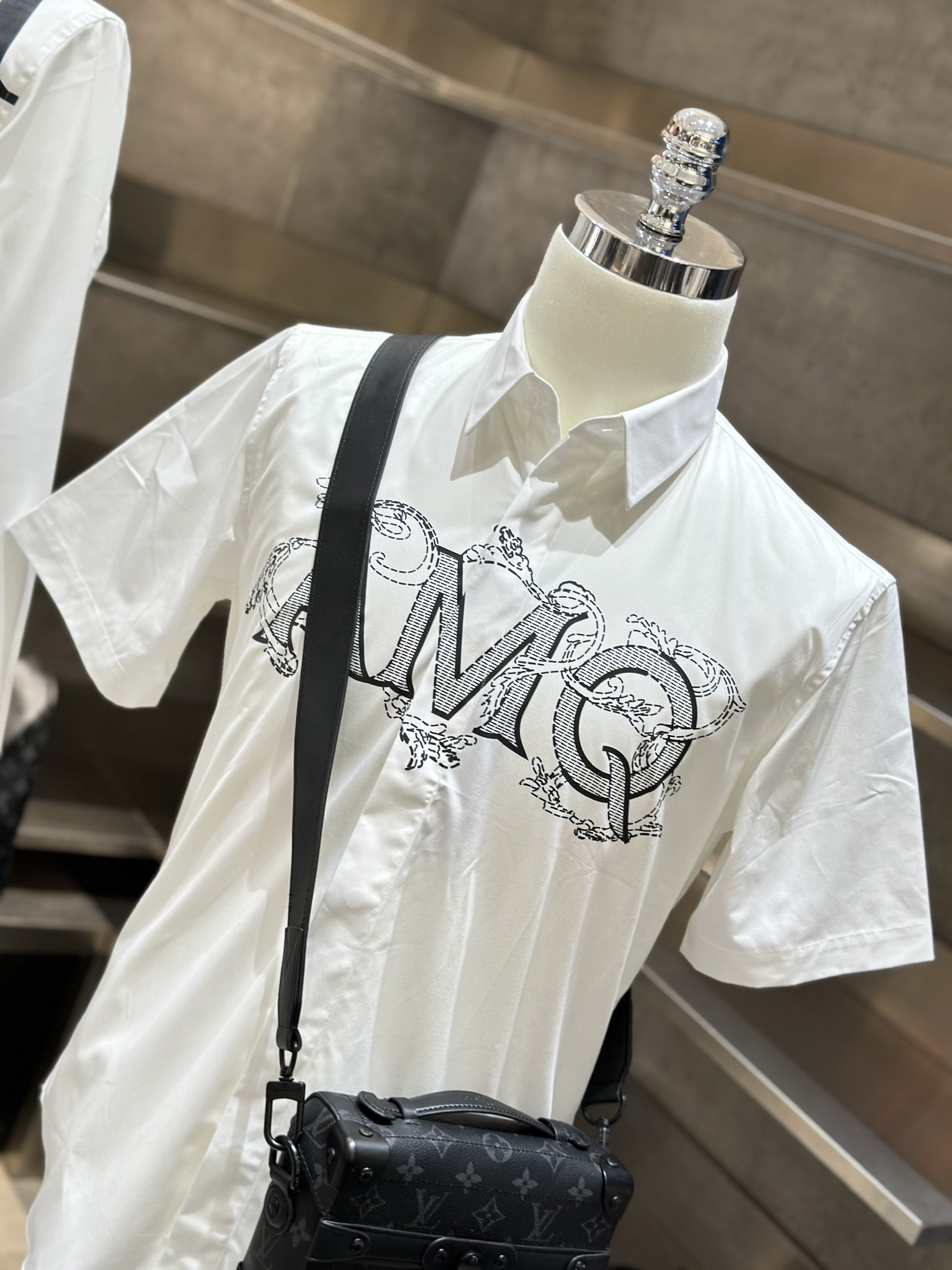 1660 Áo sơ mi cộc tay McQ MCQ Trắng họa tiết AMQ hoa văn ngực Like Auth VTN