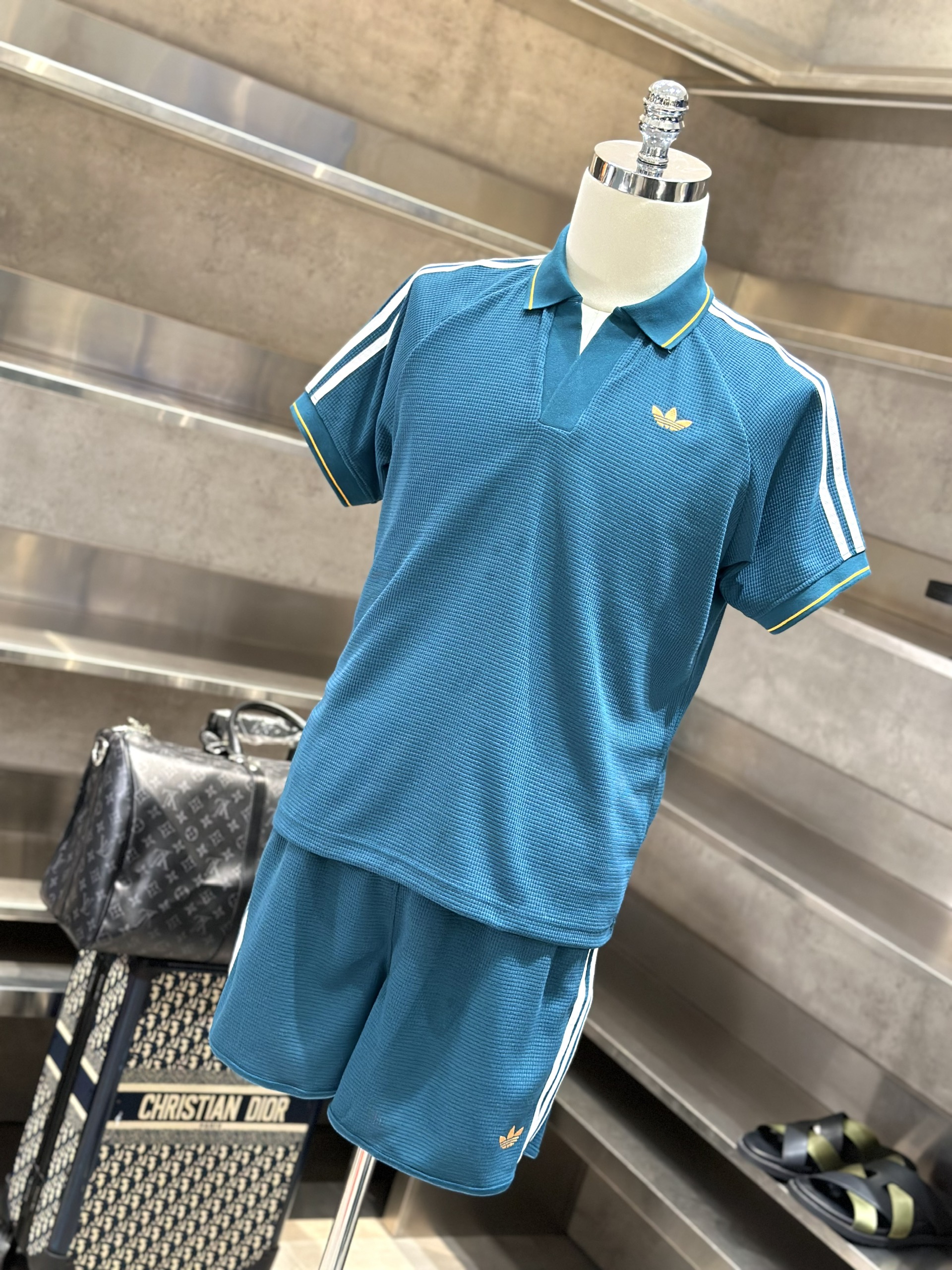 Bộ, set hè cổ sơ mi Adidas A Xanh dương kẻ sọc Trắng Like Auth VTN