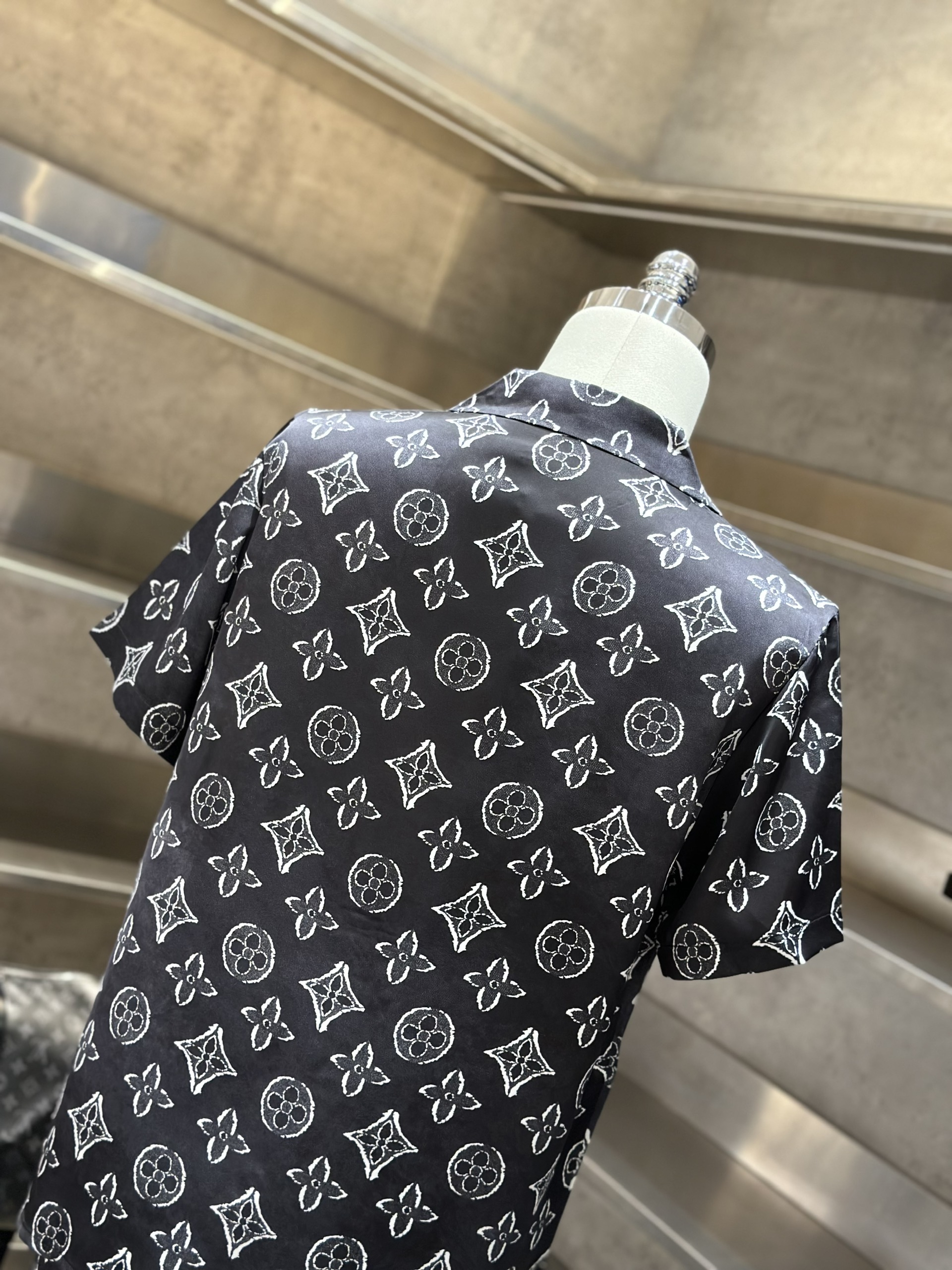 Bộ, set hè lụa Louis Vuitton LV Đen họa tiết hoa vân logo Trắng full Like Auth VTN