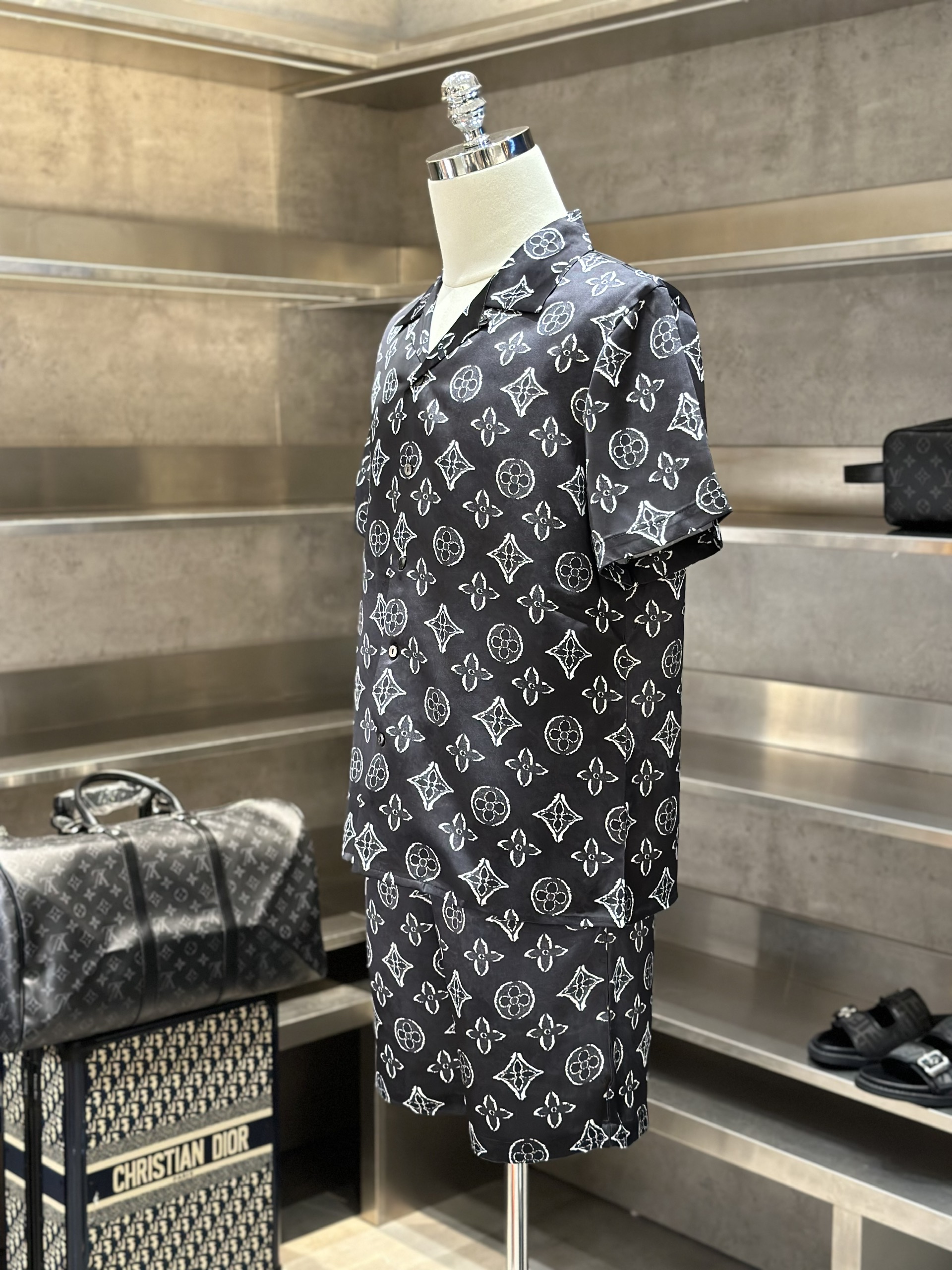 Bộ, set hè lụa Louis Vuitton LV Đen họa tiết hoa vân logo Trắng full Like Auth VTN