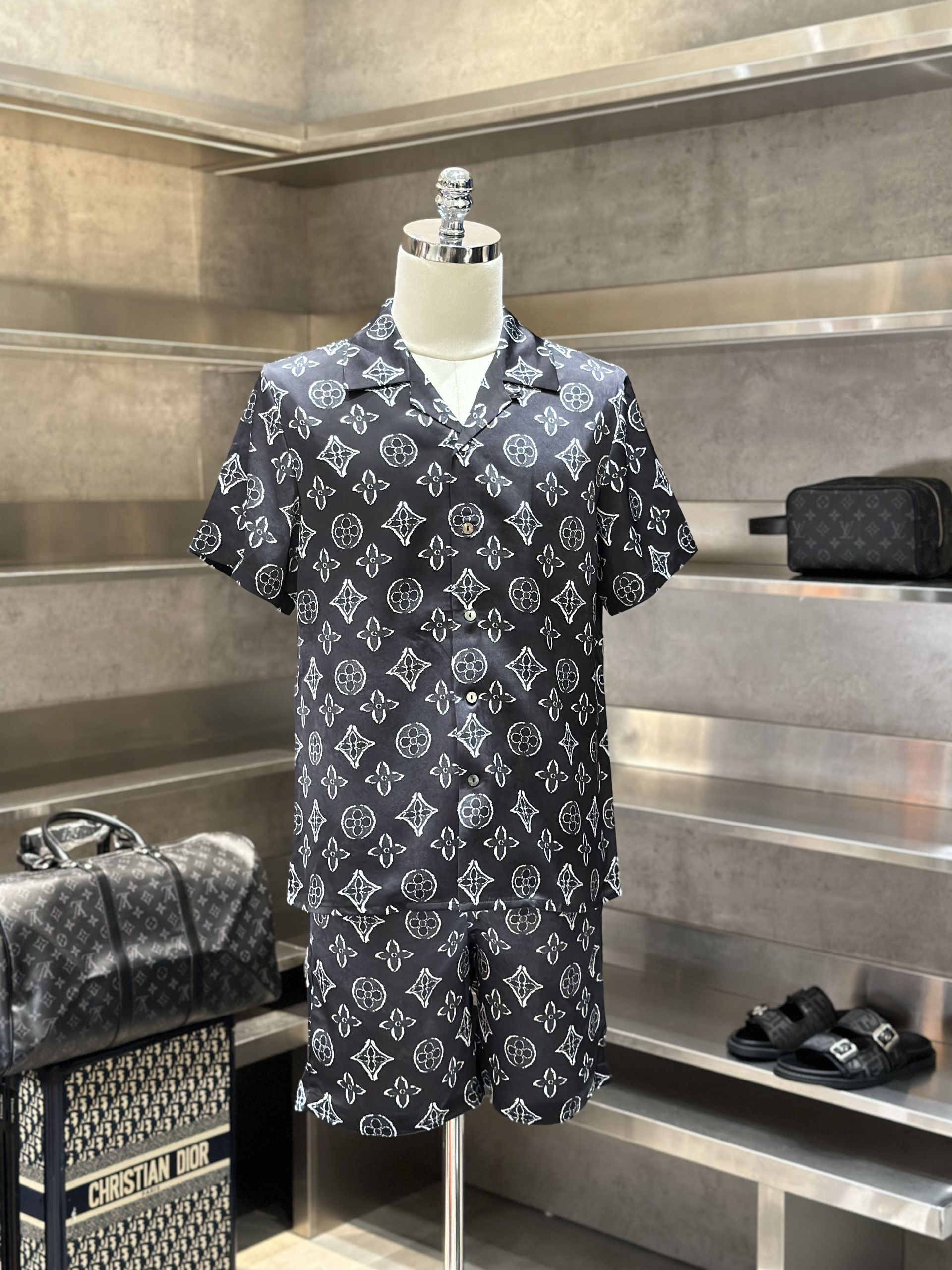 Bộ, set hè lụa Louis Vuitton LV Đen họa tiết hoa vân logo Trắng full Like Auth VTN