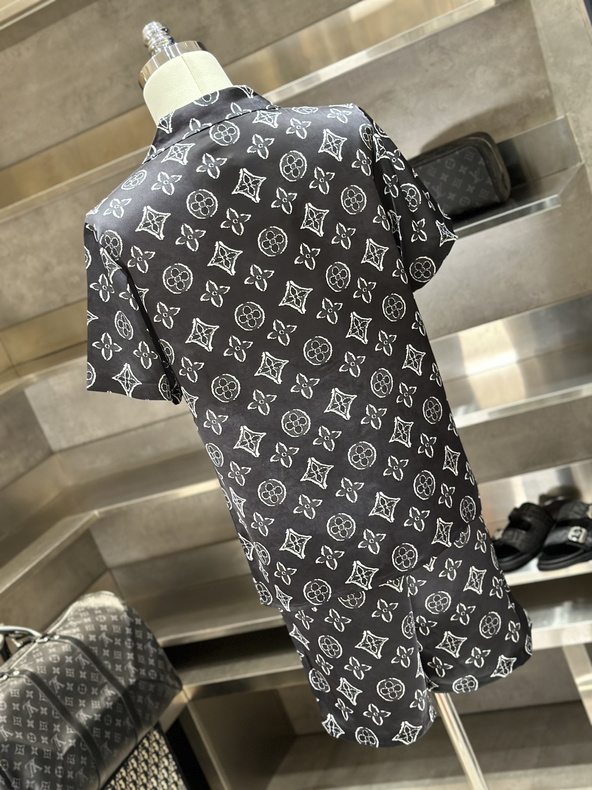 Bộ, set hè lụa Louis Vuitton LV Đen họa tiết hoa vân logo Trắng full Like Auth VTN