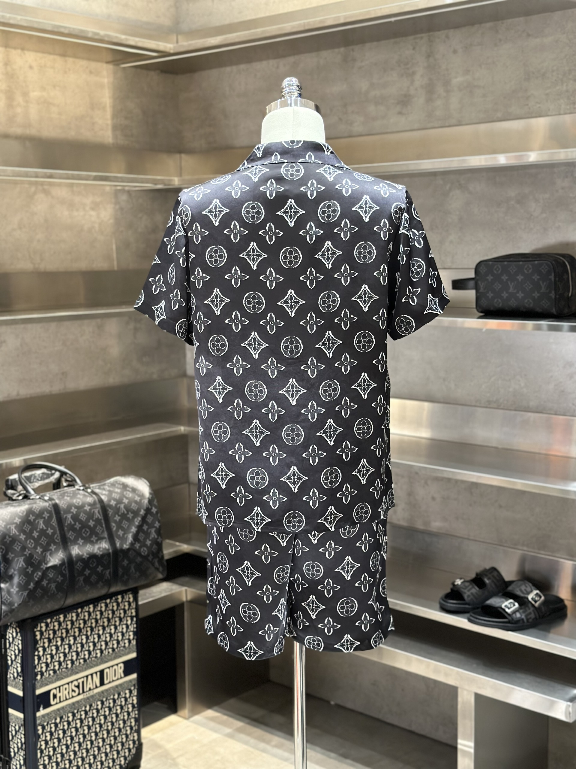 Bộ, set hè lụa Louis Vuitton LV Đen họa tiết hoa vân logo Trắng full Like Auth VTN