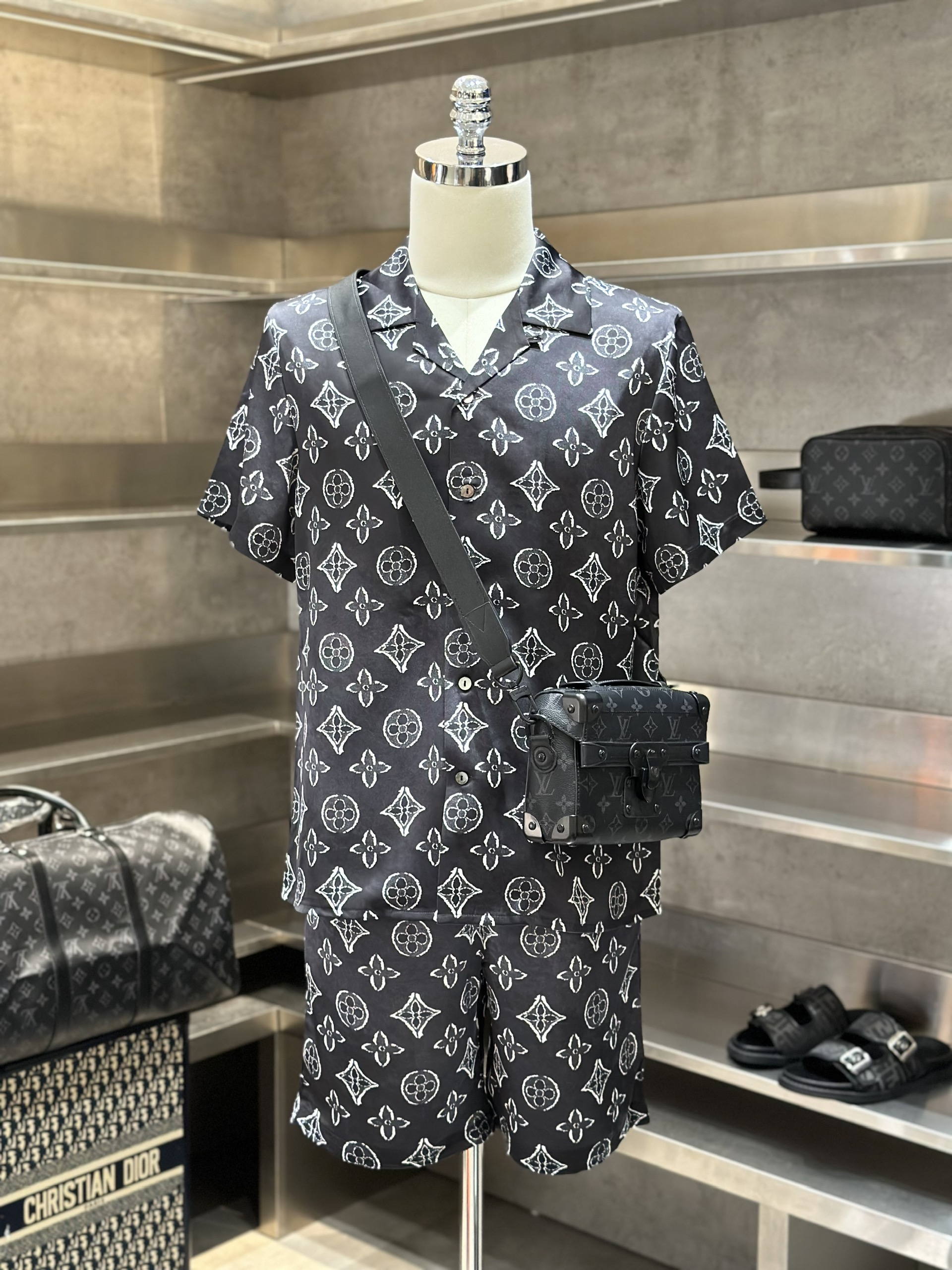 Bộ, set hè lụa Louis Vuitton LV Đen họa tiết hoa vân logo Trắng full Like Auth VTN