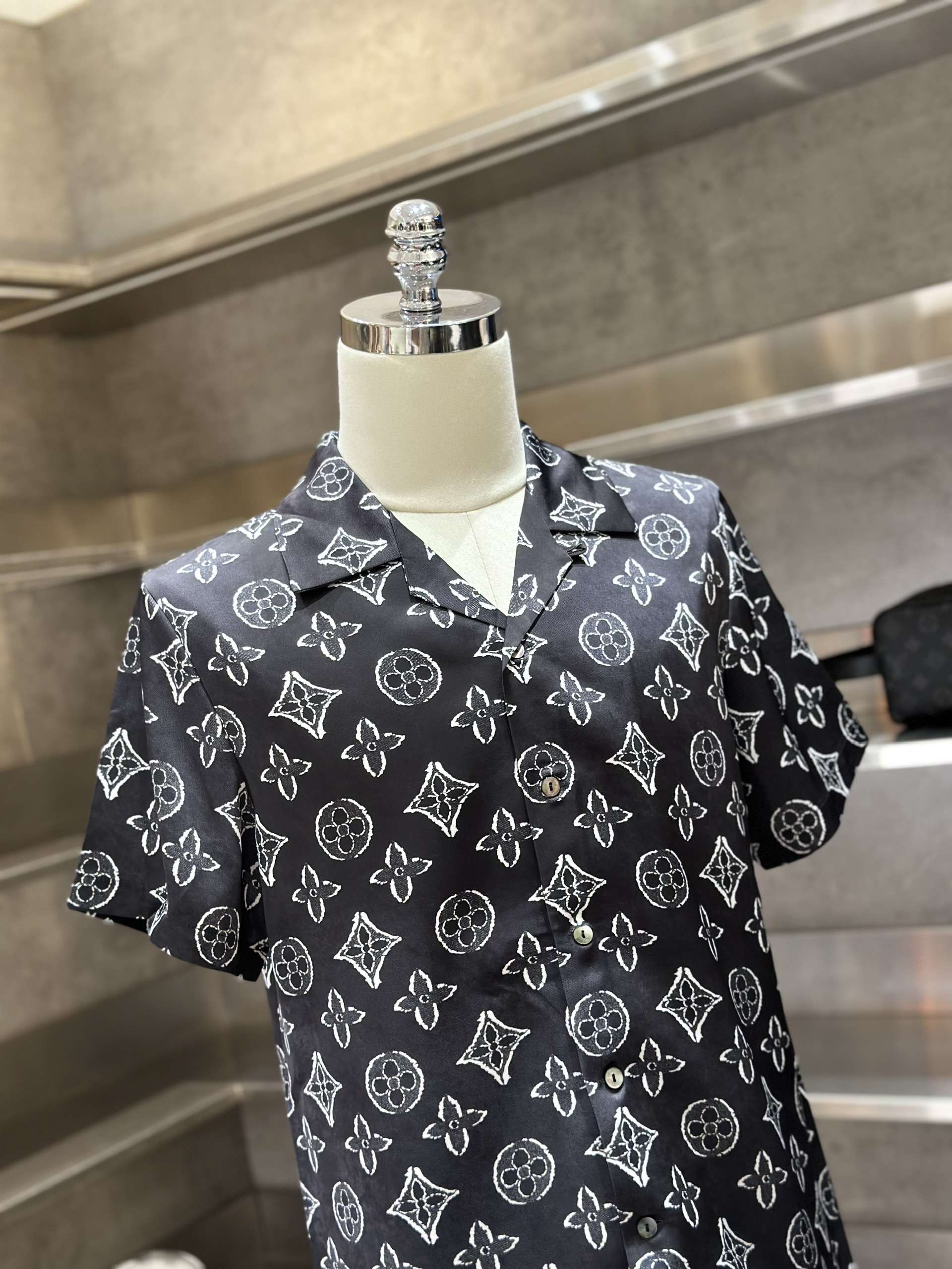 Bộ, set hè lụa Louis Vuitton LV Đen họa tiết hoa vân logo Trắng full Like Auth VTN