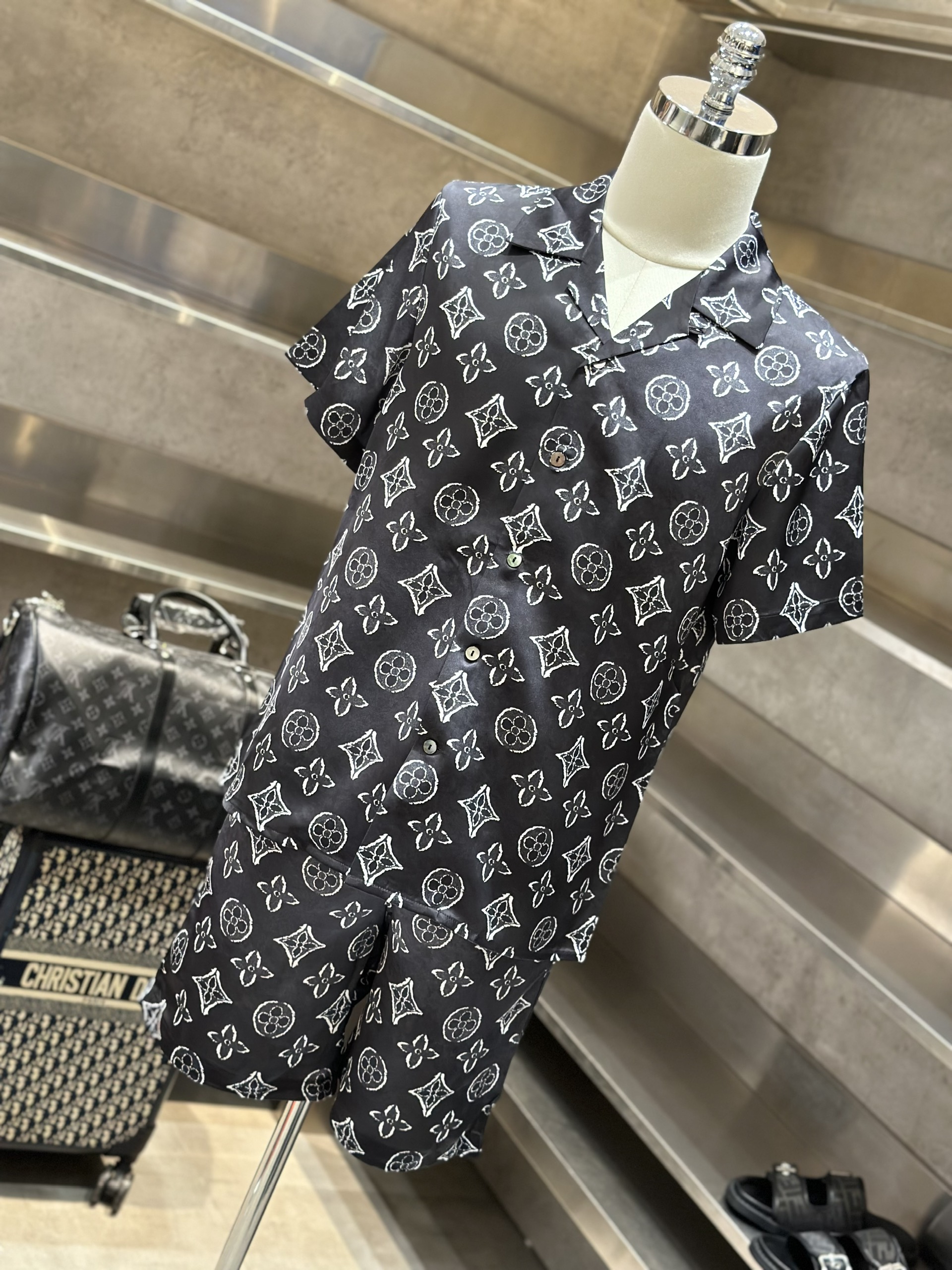 Bộ, set hè lụa Louis Vuitton LV Đen họa tiết hoa vân logo Trắng full Like Auth VTN