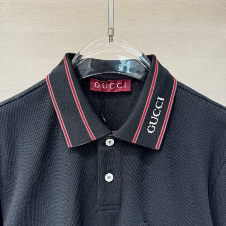 Áo polo Gucci GC Đen logo chữ kẻ viền Đỏ Like Auth 1-1 on web VTN