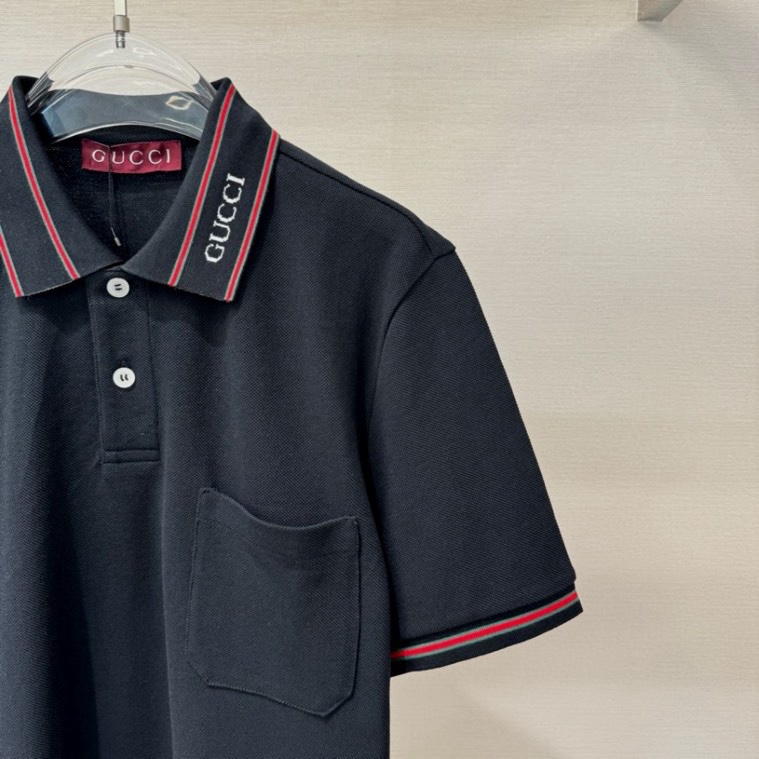 Áo polo Gucci GC Đen logo chữ kẻ viền Đỏ Like Auth 1-1 on web VTN