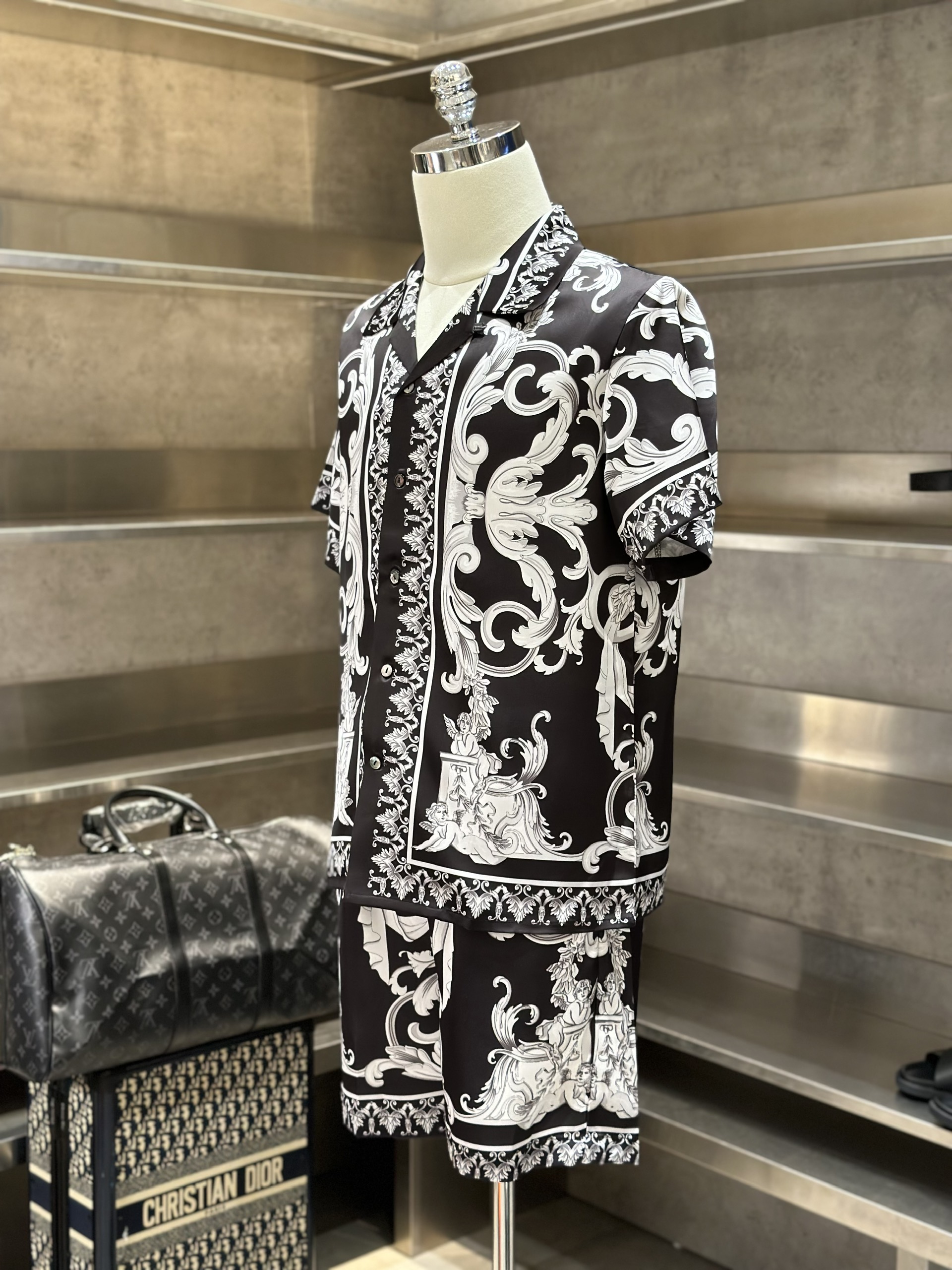 Bộ, set hè lụa Versace VS Đen họa tiết Trắng full Like Auth VTN