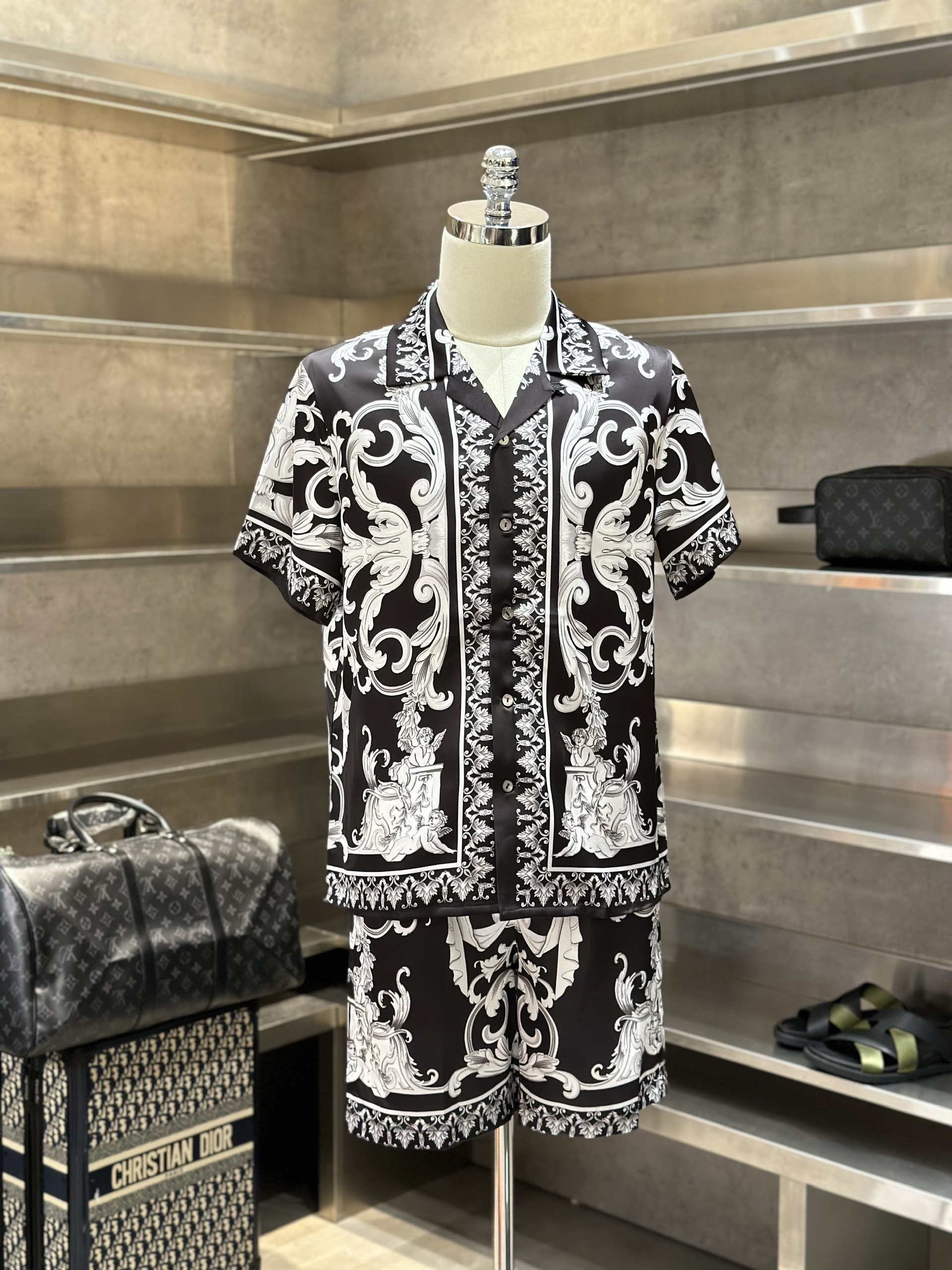 Bộ, set hè lụa Versace VS Đen họa tiết Trắng full Like Auth VTN