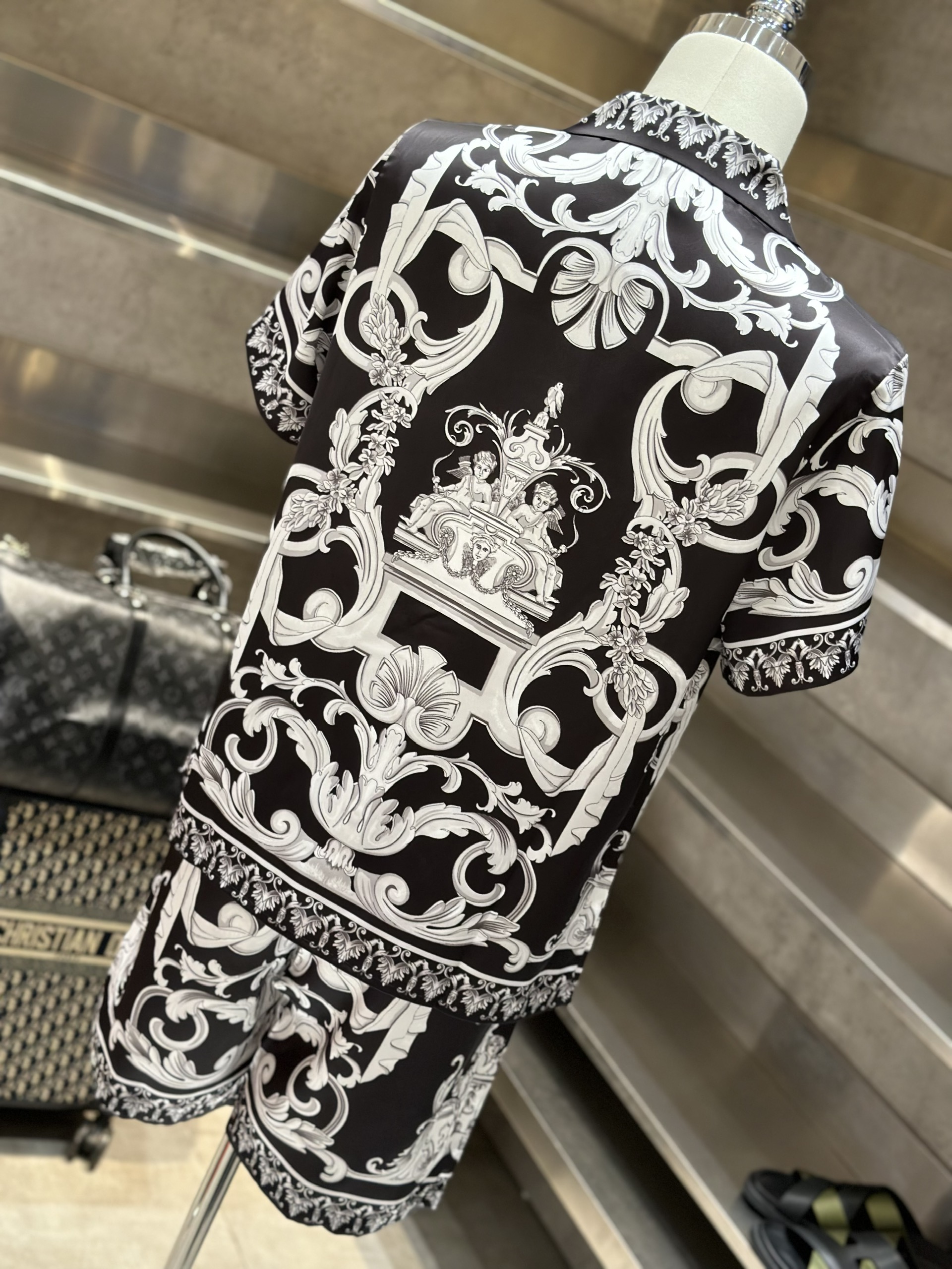 Bộ, set hè lụa Versace VS Đen họa tiết Trắng full Like Auth VTN