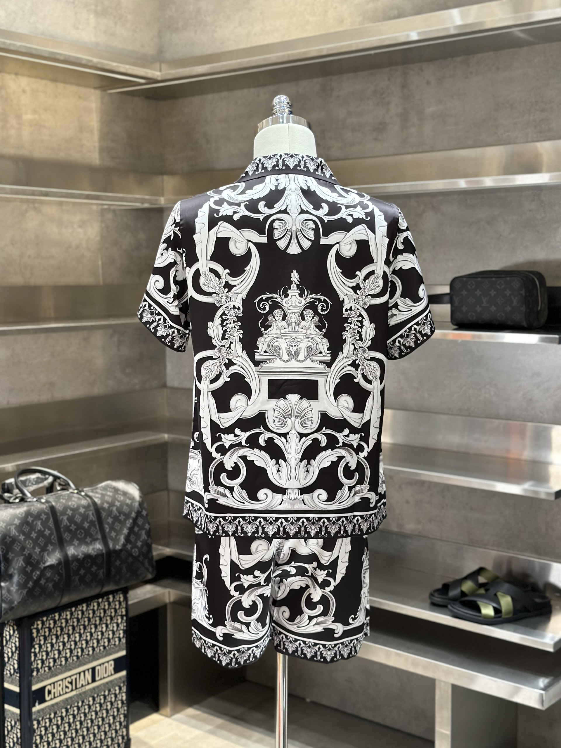 Bộ, set hè lụa Versace VS Đen họa tiết Trắng full Like Auth VTN