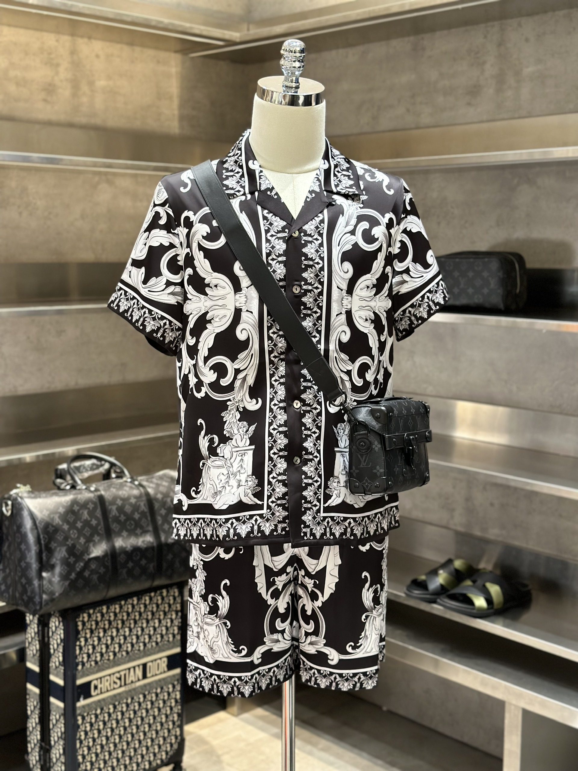 Bộ, set hè lụa Versace VS Đen họa tiết Trắng full Like Auth VTN