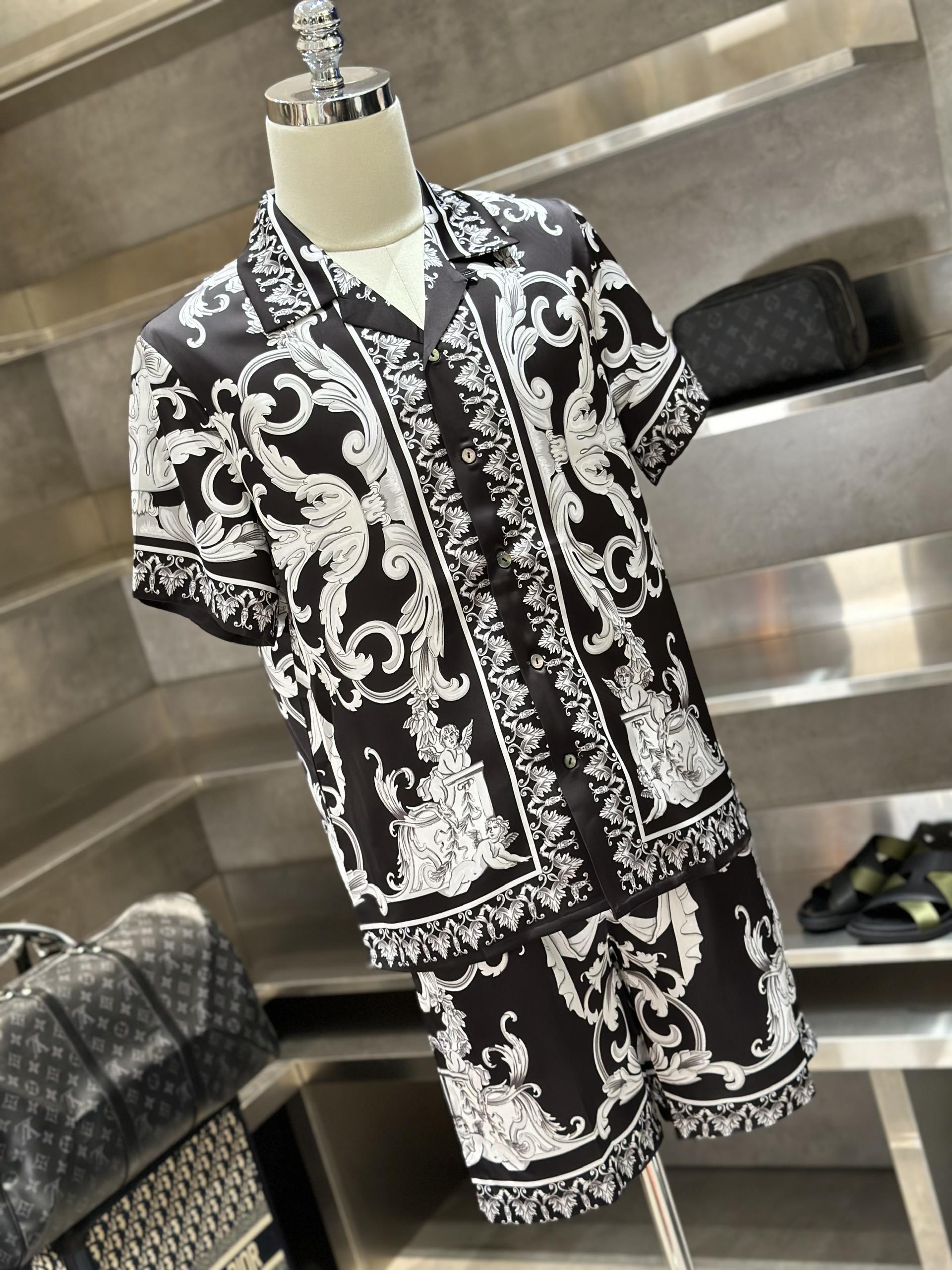 Bộ, set hè lụa Versace VS Đen họa tiết Trắng full Like Auth VTN