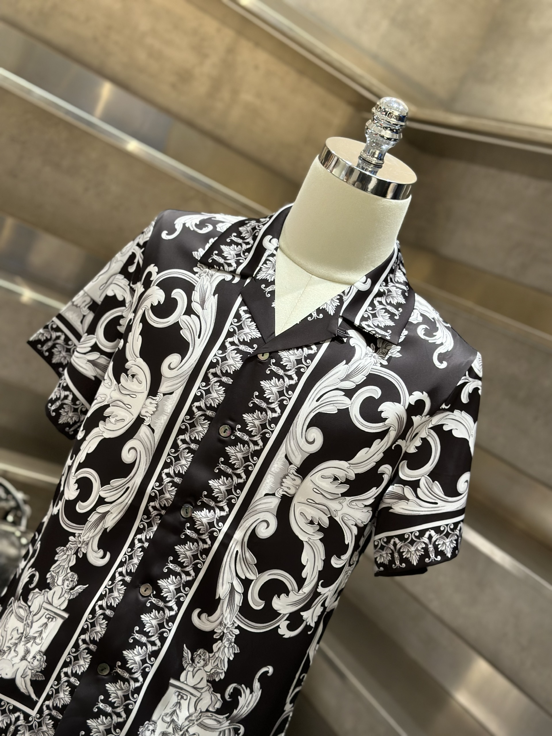 Bộ, set hè lụa Versace VS Đen họa tiết Trắng full Like Auth VTN