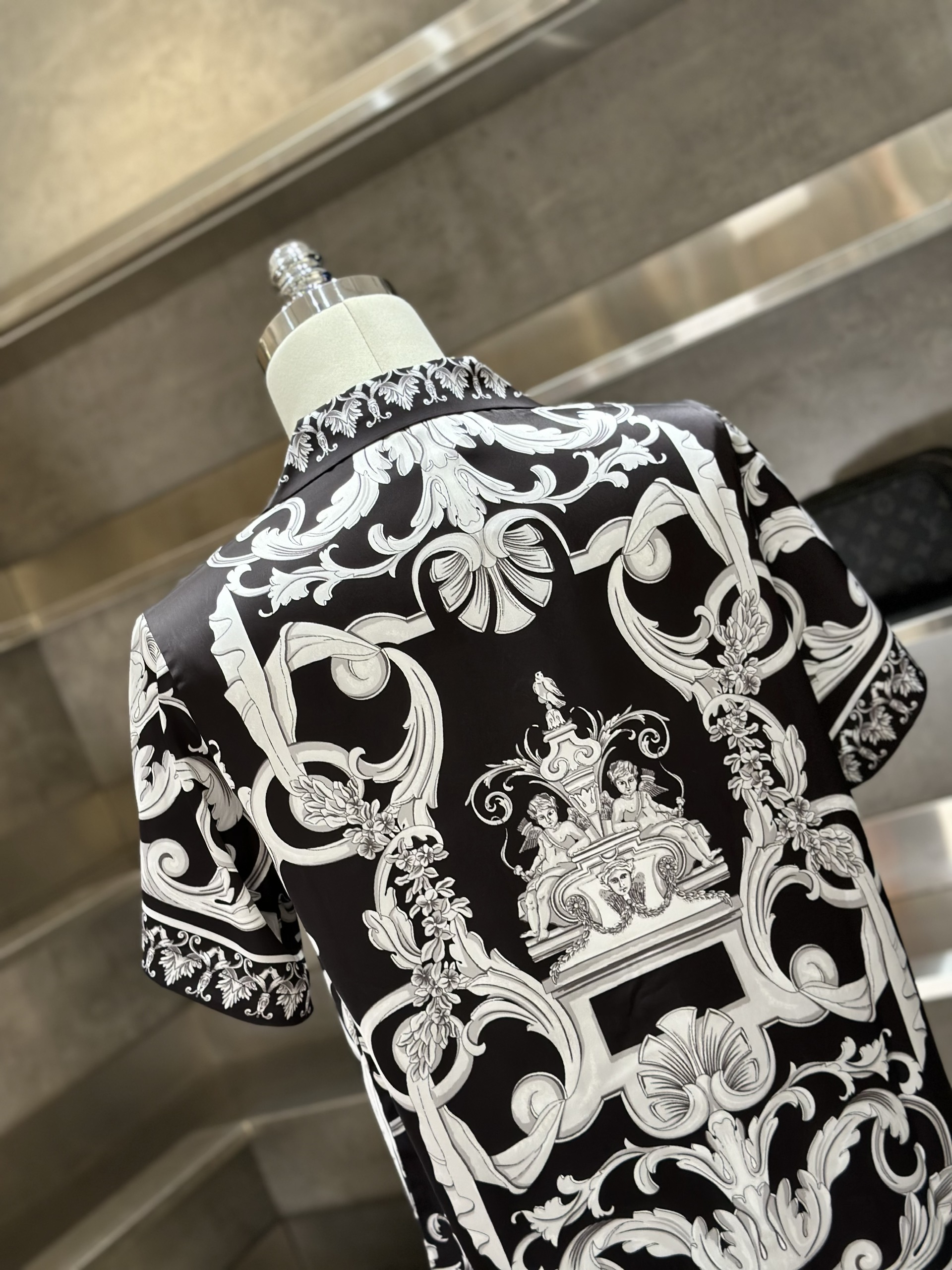 Bộ, set hè lụa Versace VS Đen họa tiết Trắng full Like Auth VTN