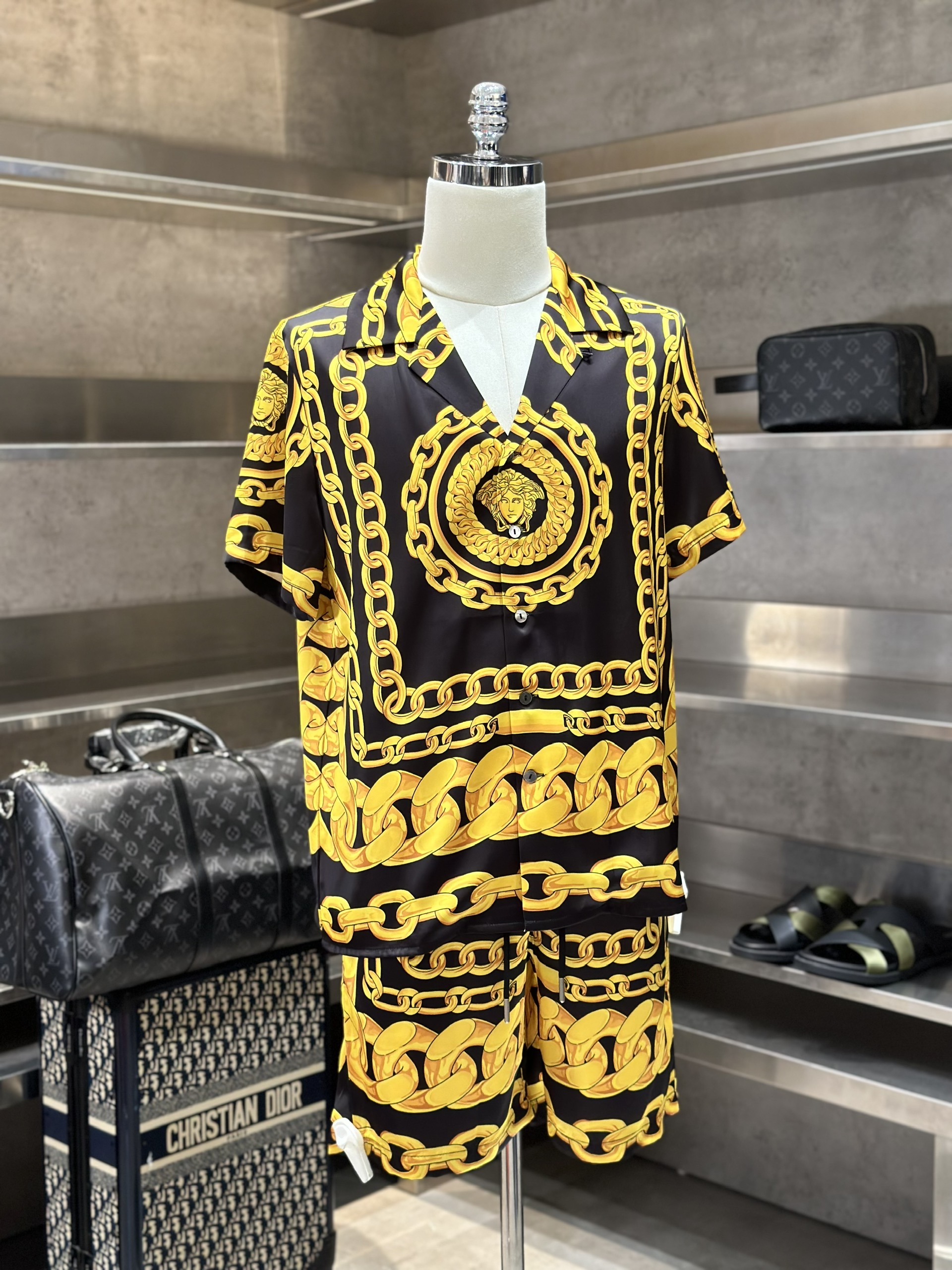 1445 Bộ, set hè lụa Versace VS Đen họa tiết Vàng full Like Auth M-XXL VTN