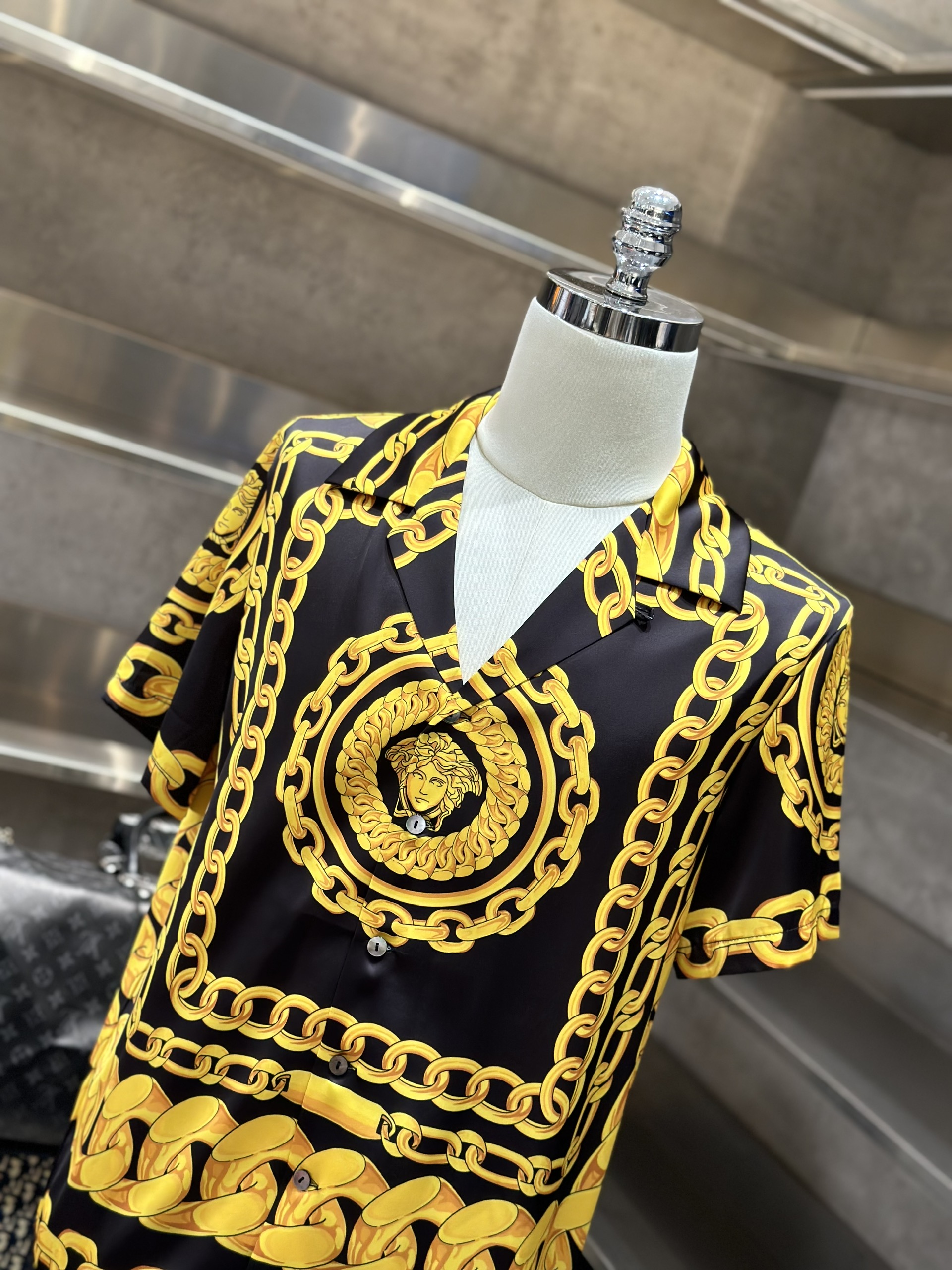 1445 Bộ, set hè lụa Versace VS Đen họa tiết Vàng full Like Auth M-XXL VTN