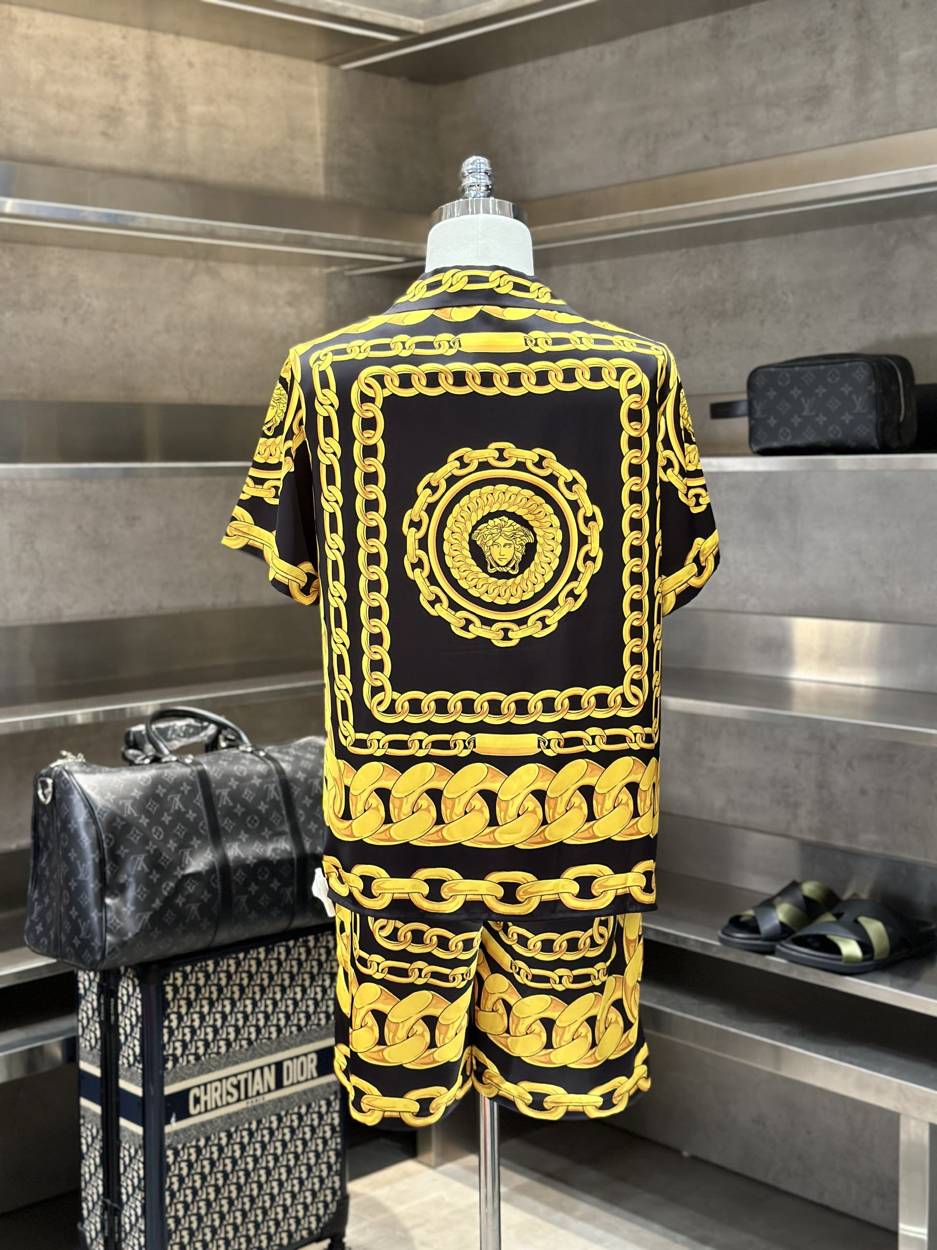 1445 Bộ, set hè lụa Versace VS Đen họa tiết Vàng full Like Auth M-XXL VTN