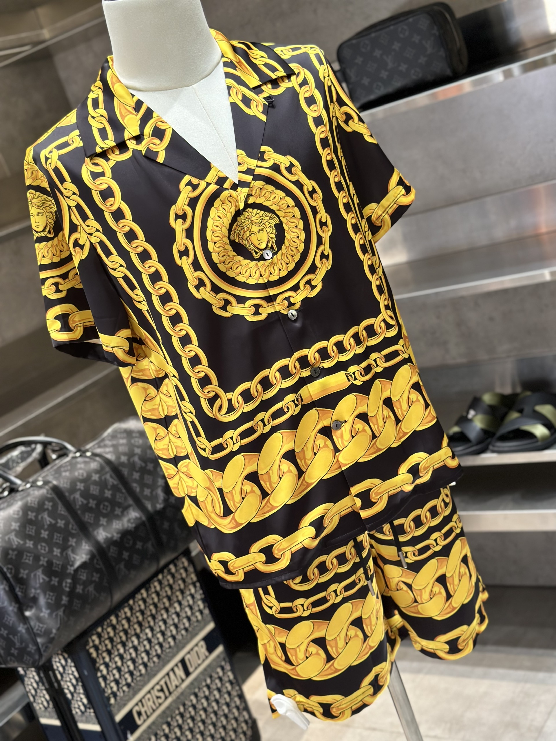 1445 Bộ, set hè lụa Versace VS Đen họa tiết Vàng full Like Auth M-XXL VTN