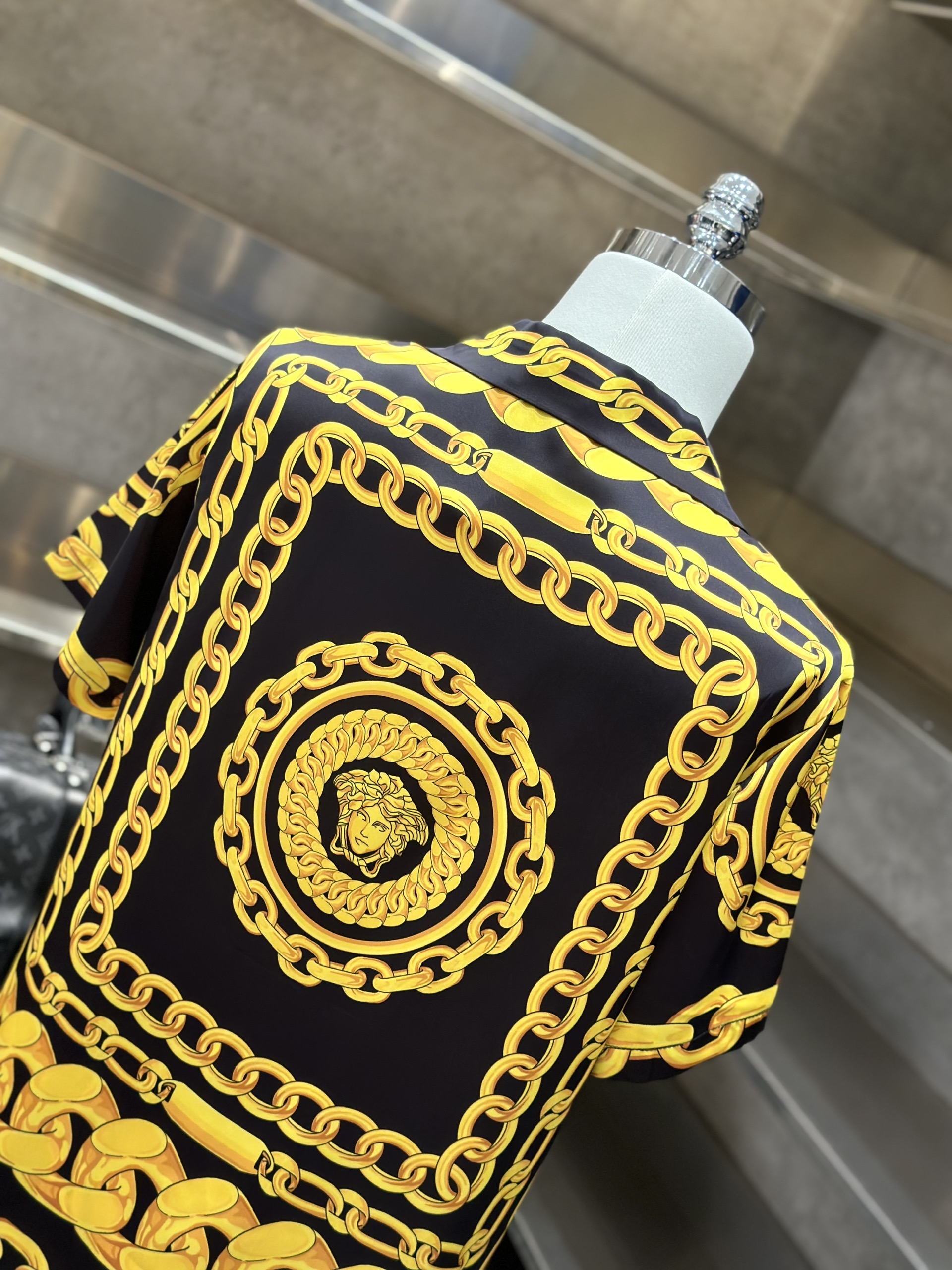 1445 Bộ, set hè lụa Versace VS Đen họa tiết Vàng full Like Auth M-XXL VTN