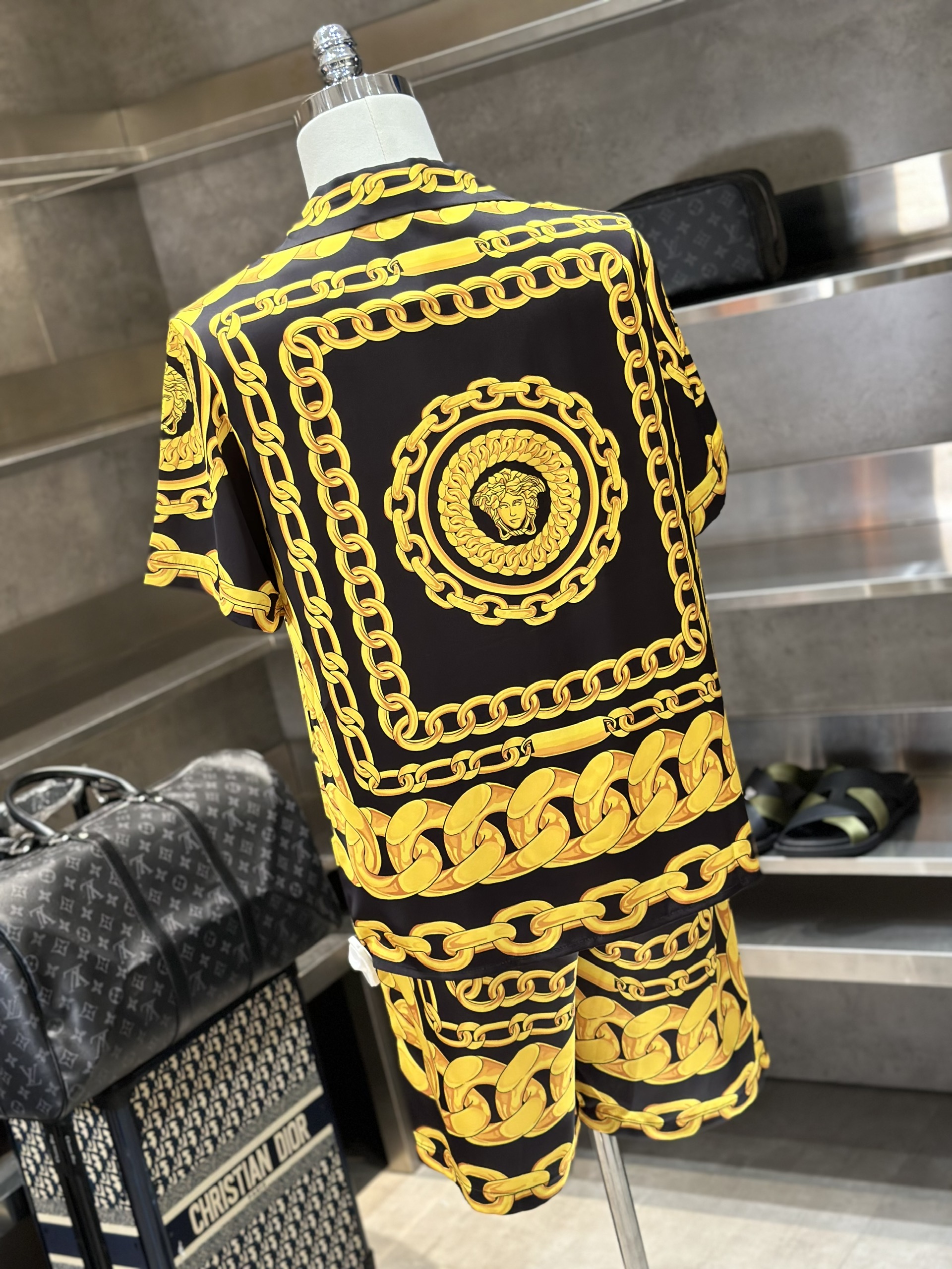 1445 Bộ, set hè lụa Versace VS Đen họa tiết Vàng full Like Auth M-XXL VTN