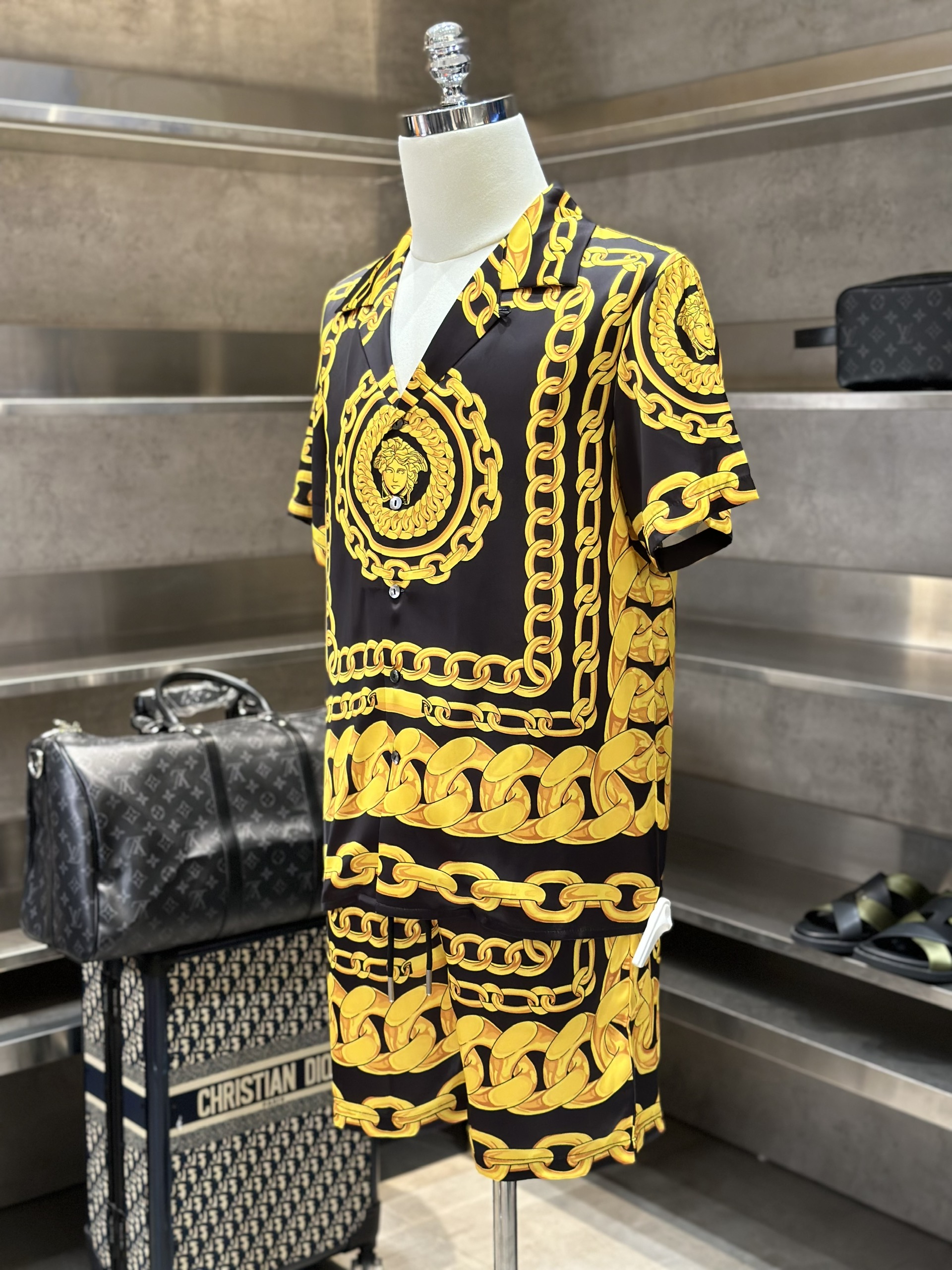 1445 Bộ, set hè lụa Versace VS Đen họa tiết Vàng full Like Auth M-XXL VTN