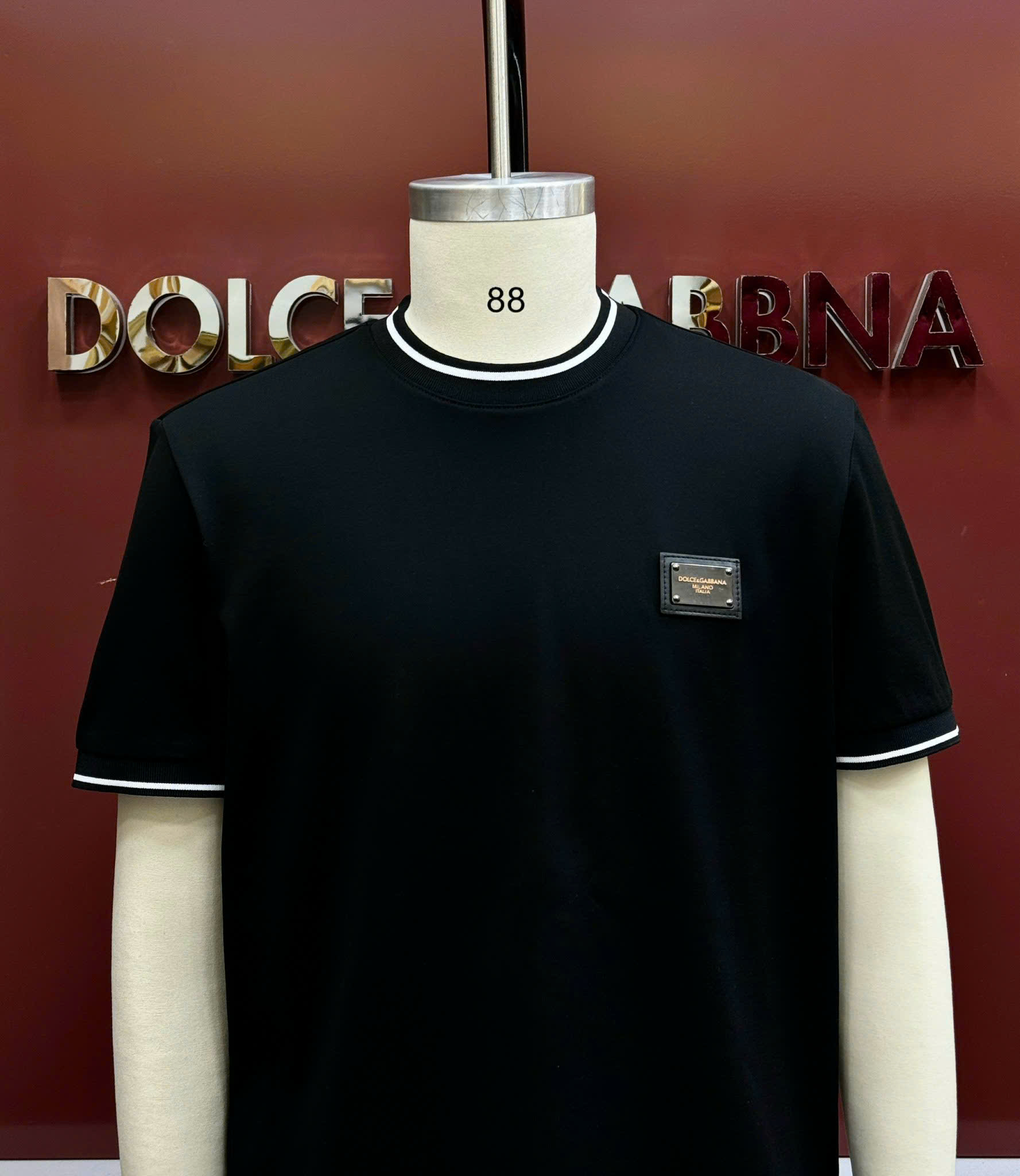 Áo phông T-shirt Dolce Gabbana DG Đen kẻ viền Trắng logo tag vuông ngực Like Auth CD
