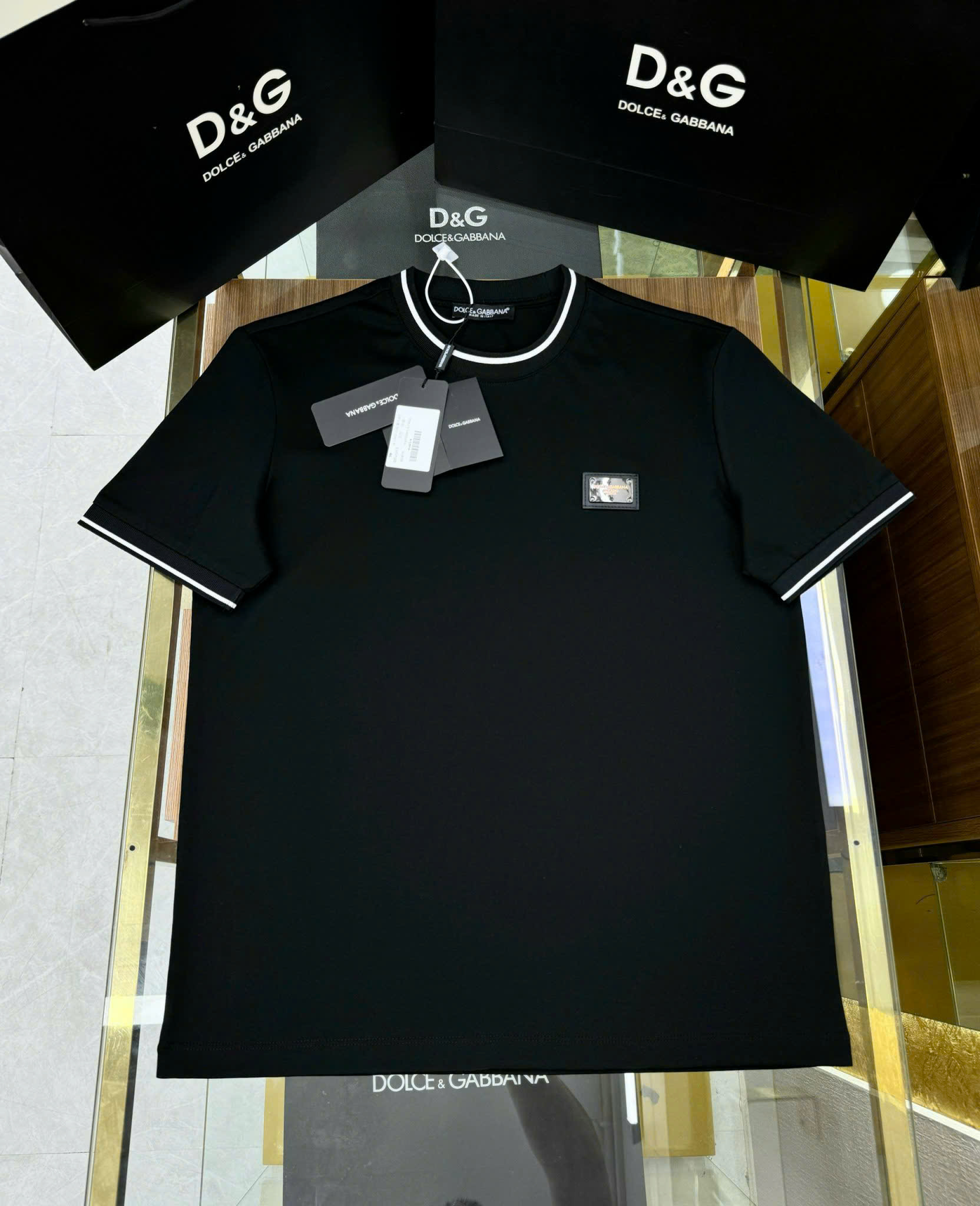 Áo phông T-shirt Dolce Gabbana DG Đen kẻ viền Trắng logo tag vuông ngực Like Auth CD