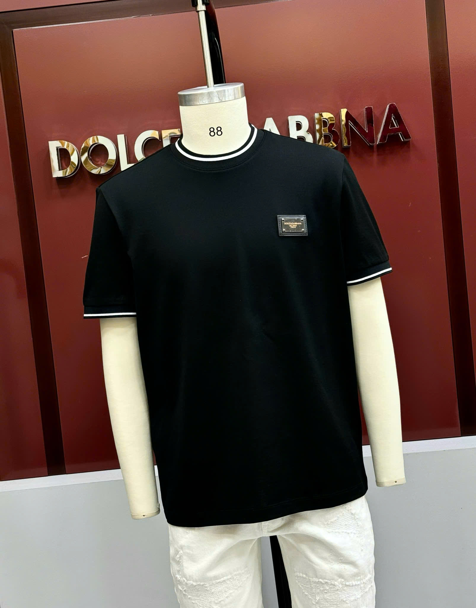 Áo phông T-shirt Dolce Gabbana DG Đen kẻ viền Trắng logo tag vuông ngực Like Auth CD