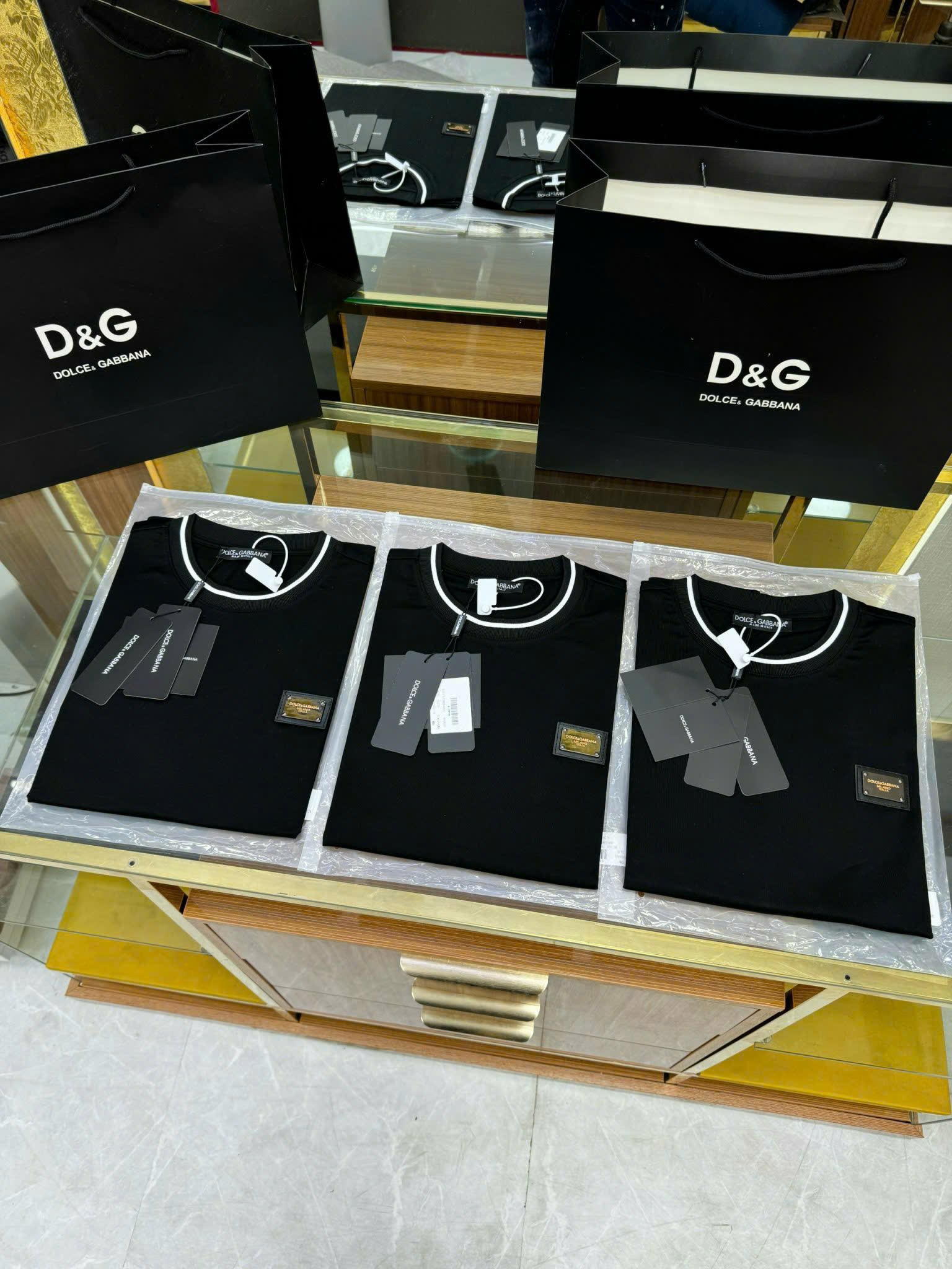 Áo phông T-shirt Dolce Gabbana DG Đen kẻ viền Trắng logo tag vuông ngực Like Auth CD
