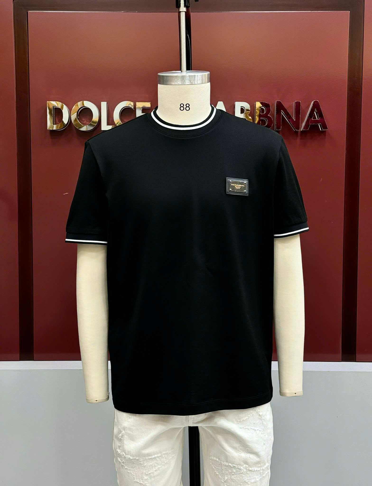 Áo phông T-shirt Dolce Gabbana DG Đen kẻ viền Trắng logo tag vuông ngực Like Auth CD