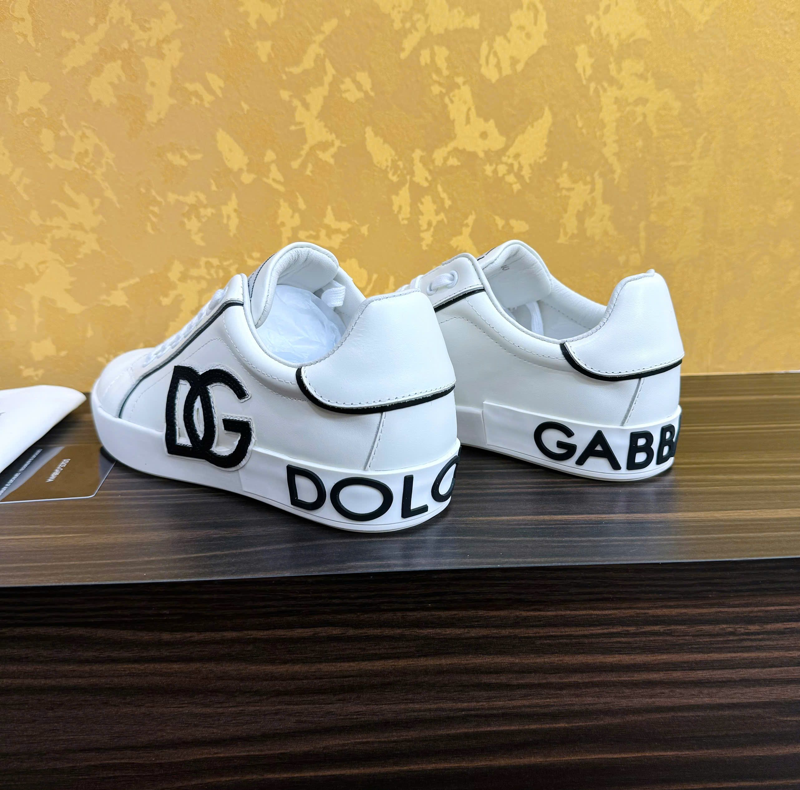 2060 Giày sneaker Dolce Gabbana ĐG Trắng logo chữ Đen Like Auth 38-43 MK