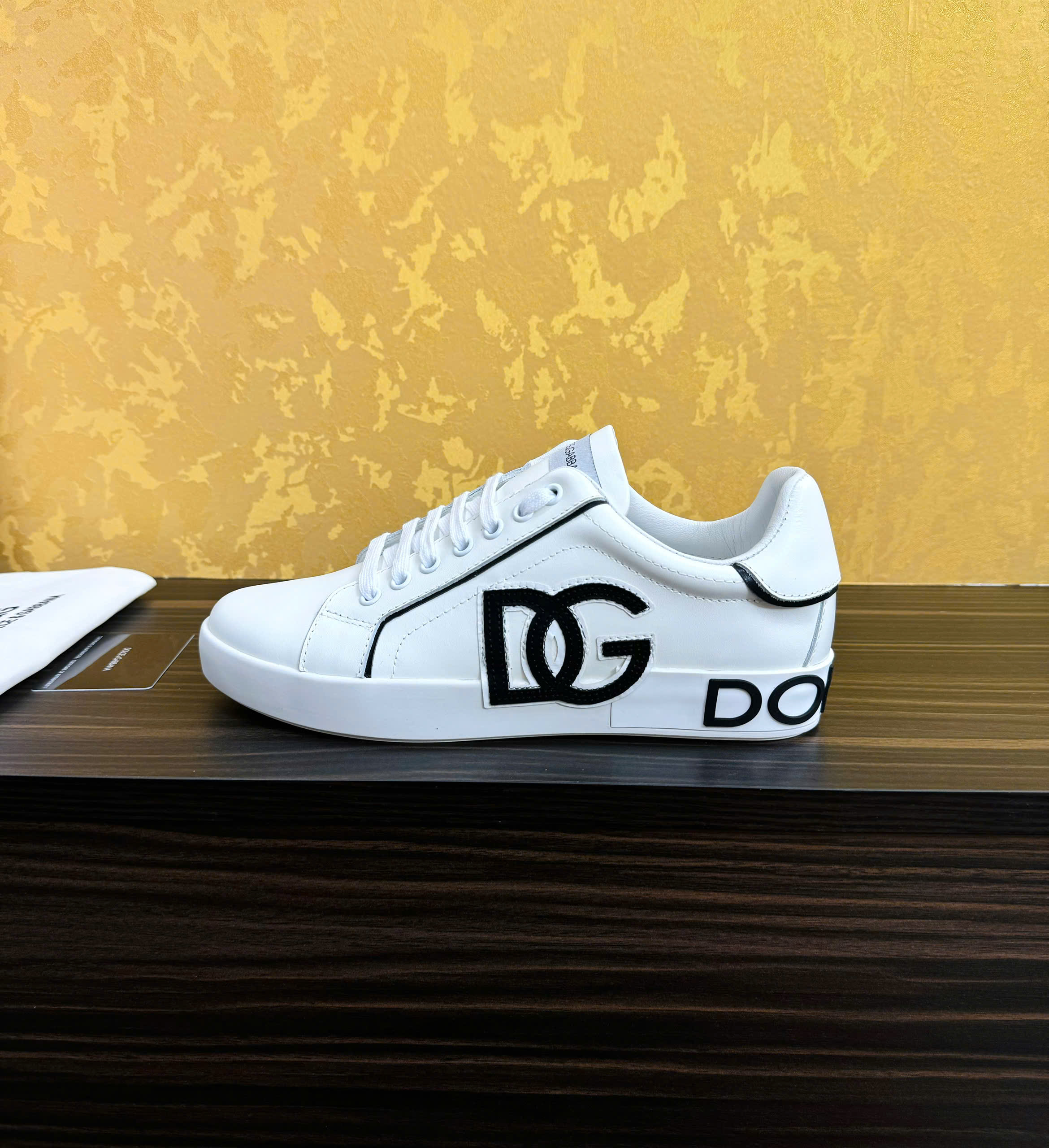 2060 Giày sneaker Dolce Gabbana ĐG Trắng logo chữ Đen Like Auth 38-43 MK