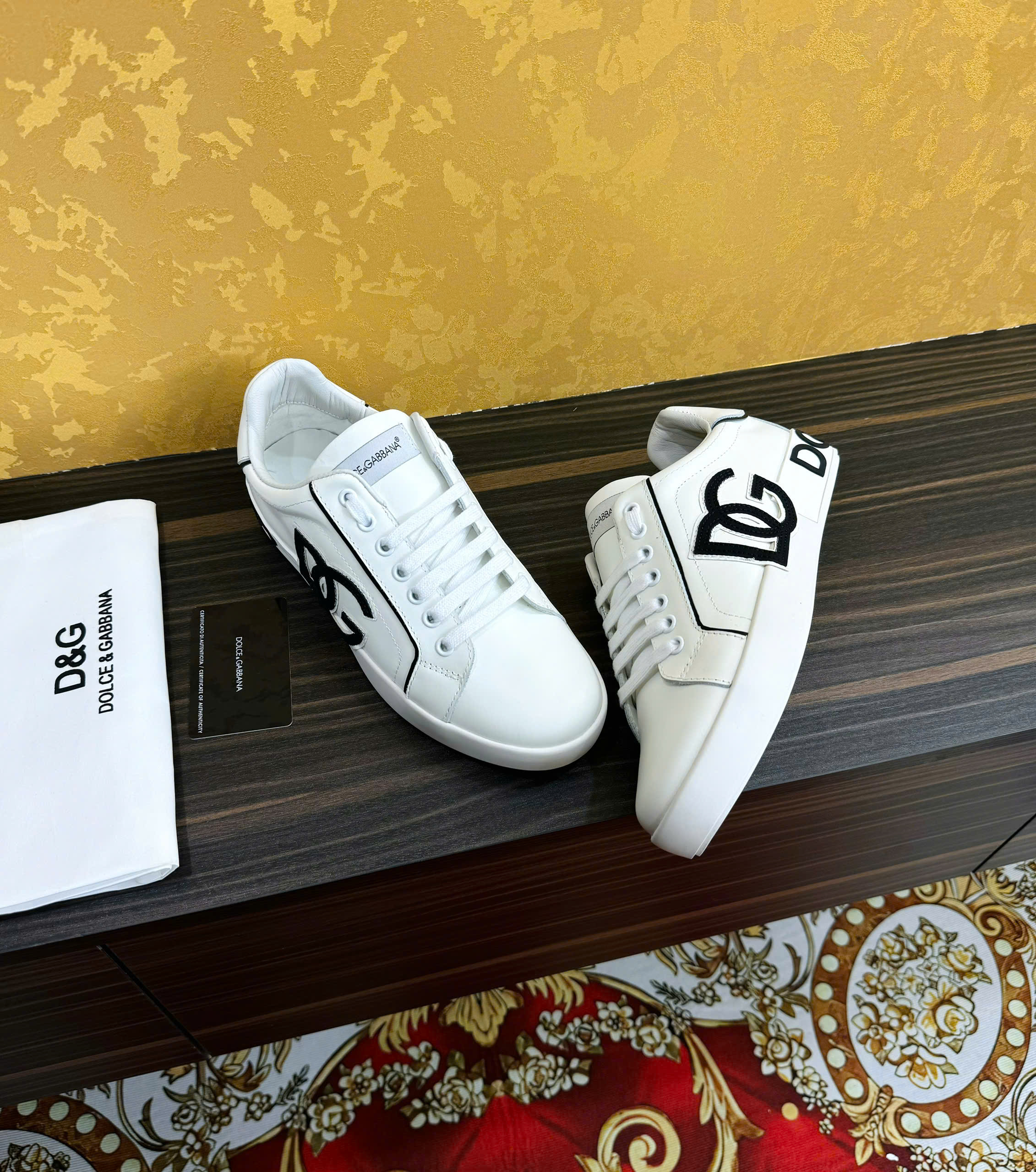 2060 Giày sneaker Dolce Gabbana ĐG Trắng logo chữ Đen Like Auth 38-43 MK