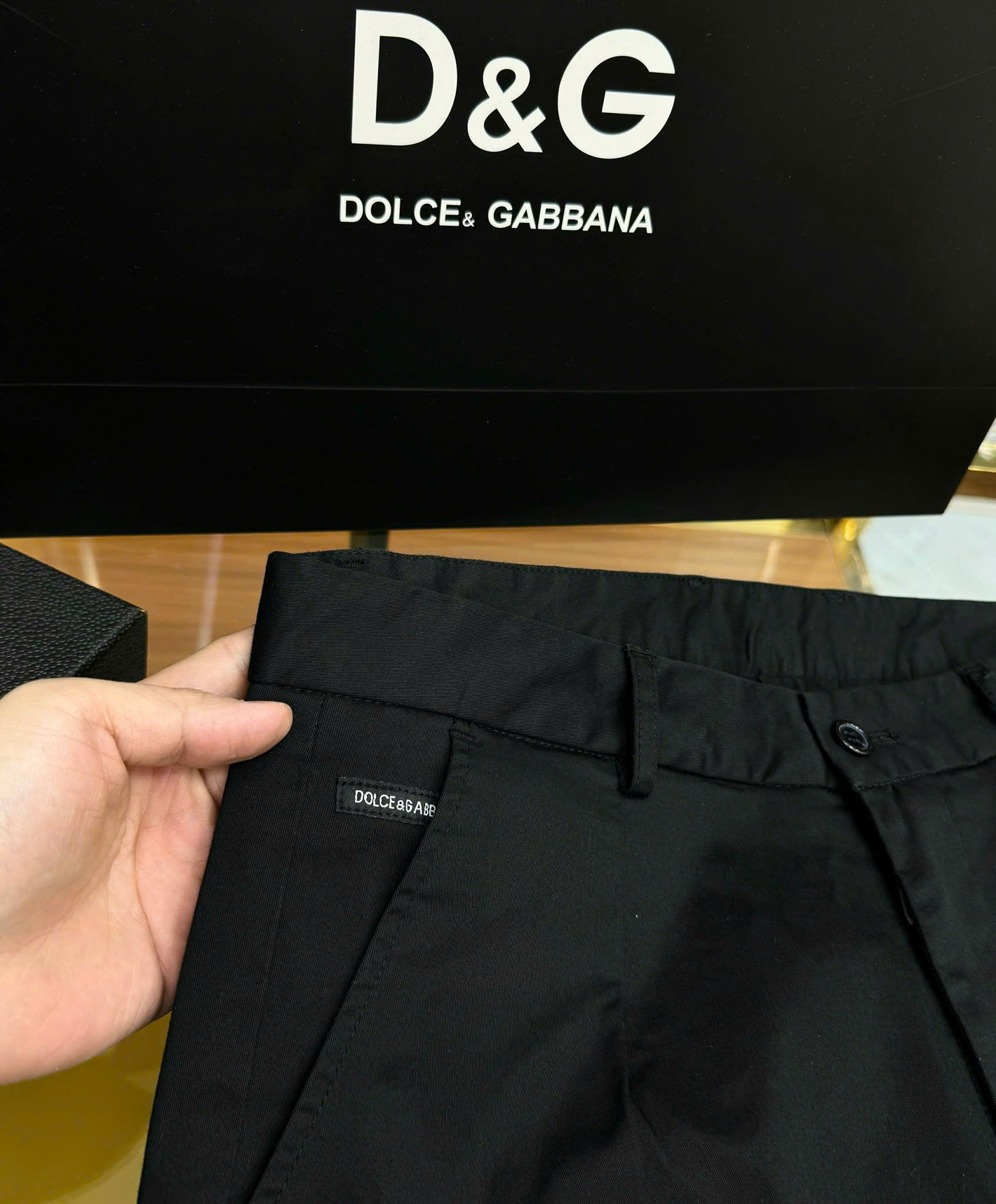 Quần short kaki Dolce Gabbana DG Đen trơn basic logo tag vuông túi sau Like Auth CD