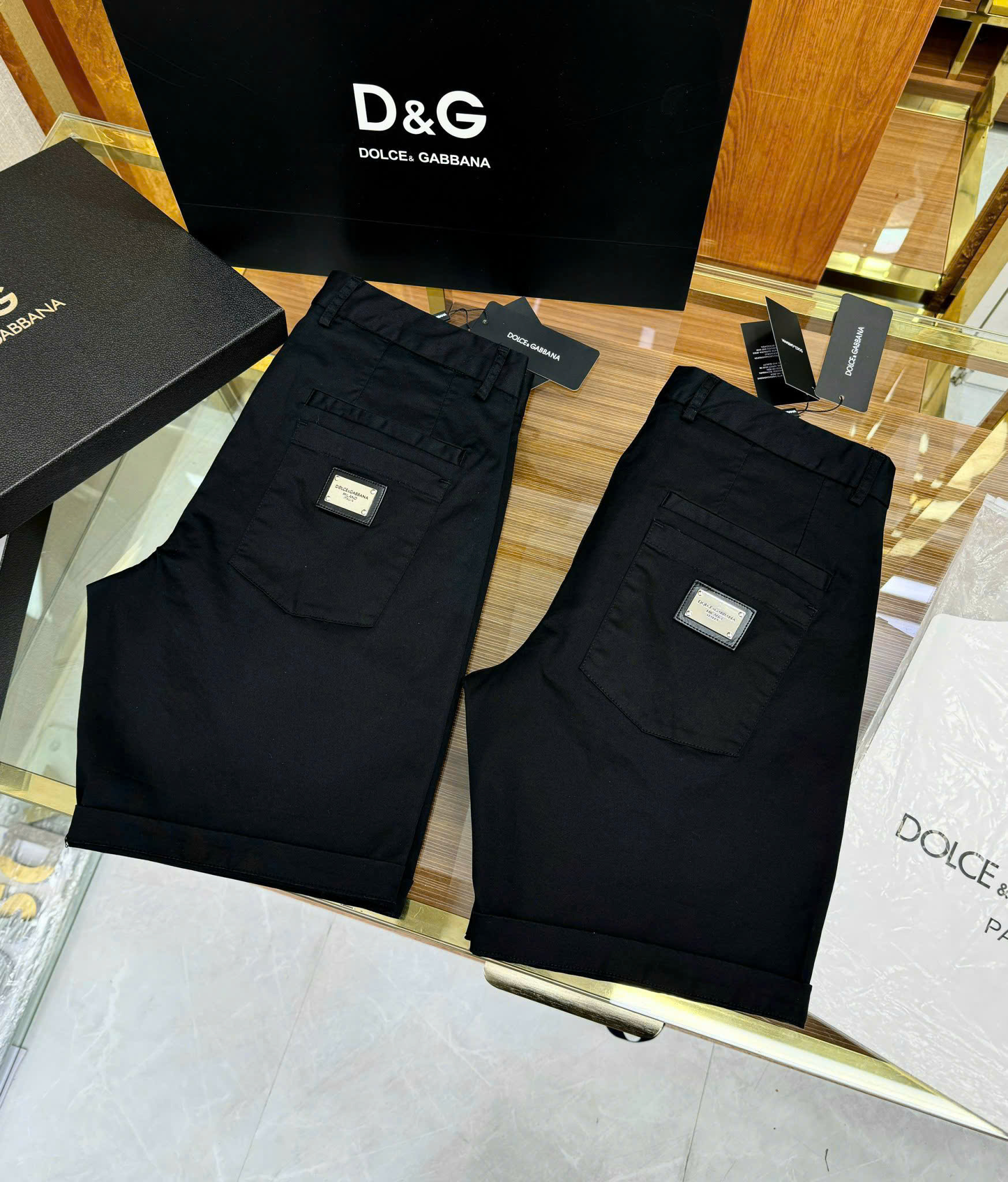 Quần short kaki Dolce Gabbana DG Đen trơn basic logo tag vuông túi sau Like Auth CD