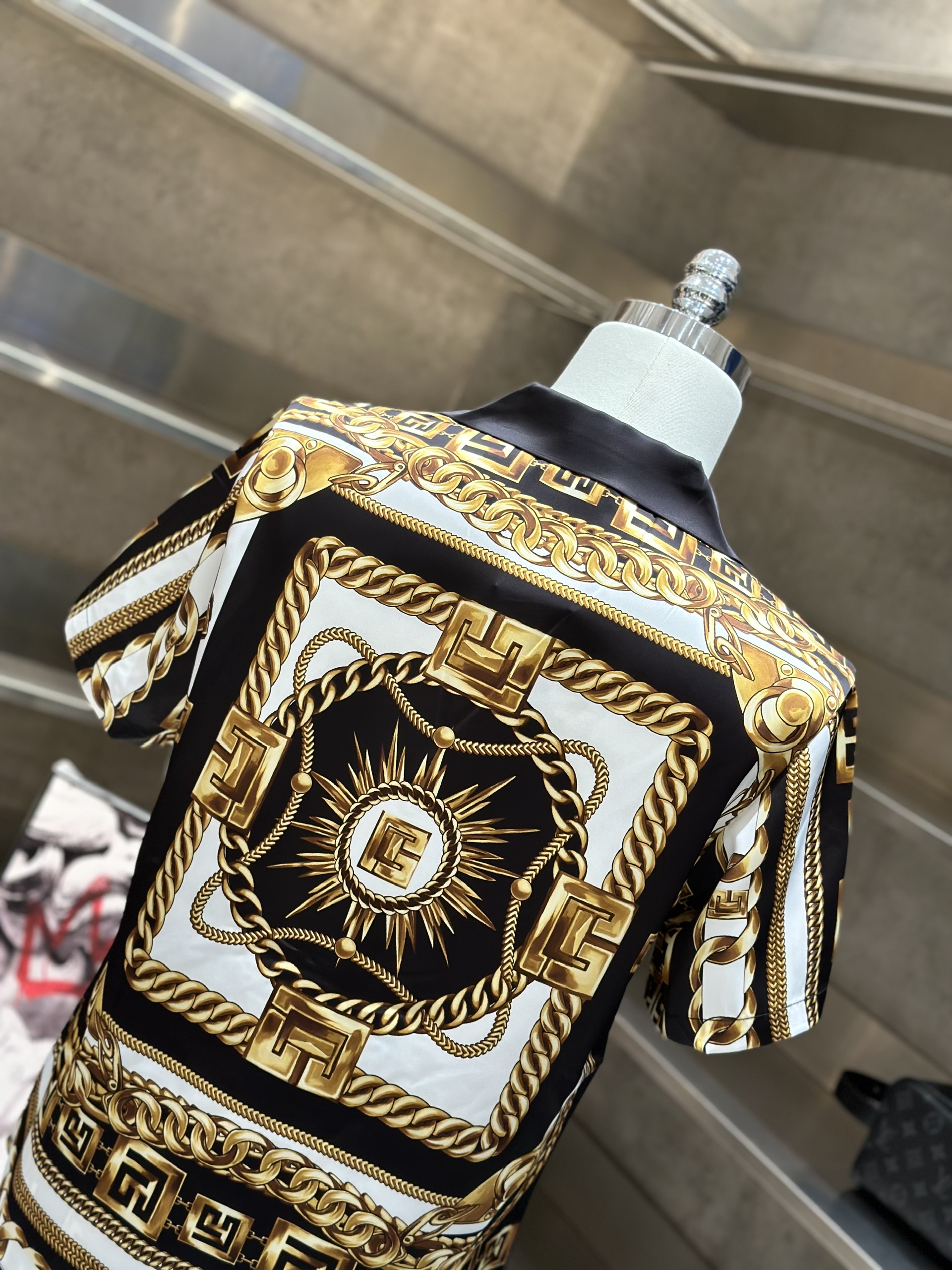 Bộ, set hè lụa Balmain họa tiết dây xích Like Auth VTN