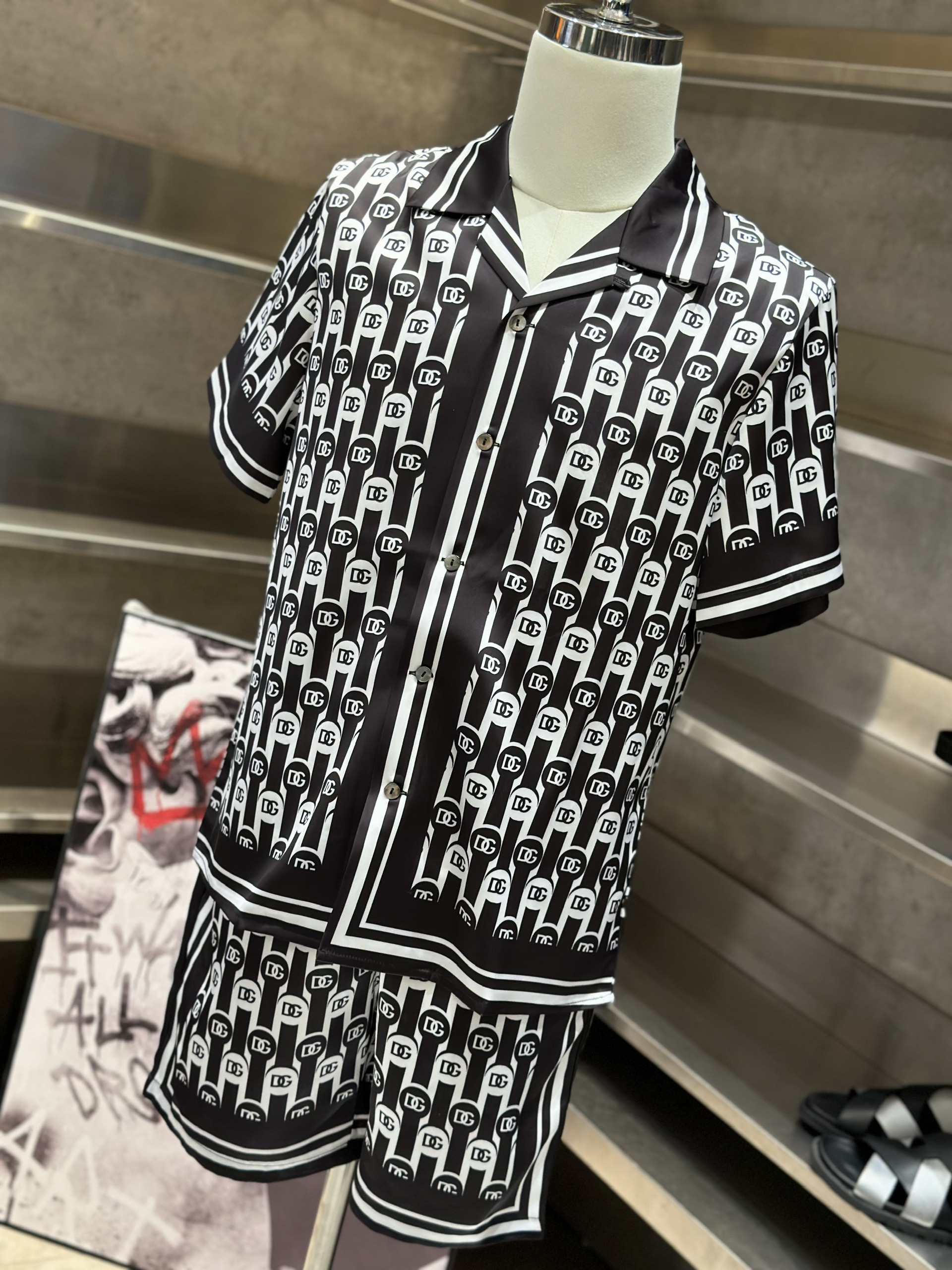 Bộ, set hè lụa Dolce Gabbana DG Đen phối Trắng họa tiết logo chấm tròn full Like Auth VTN