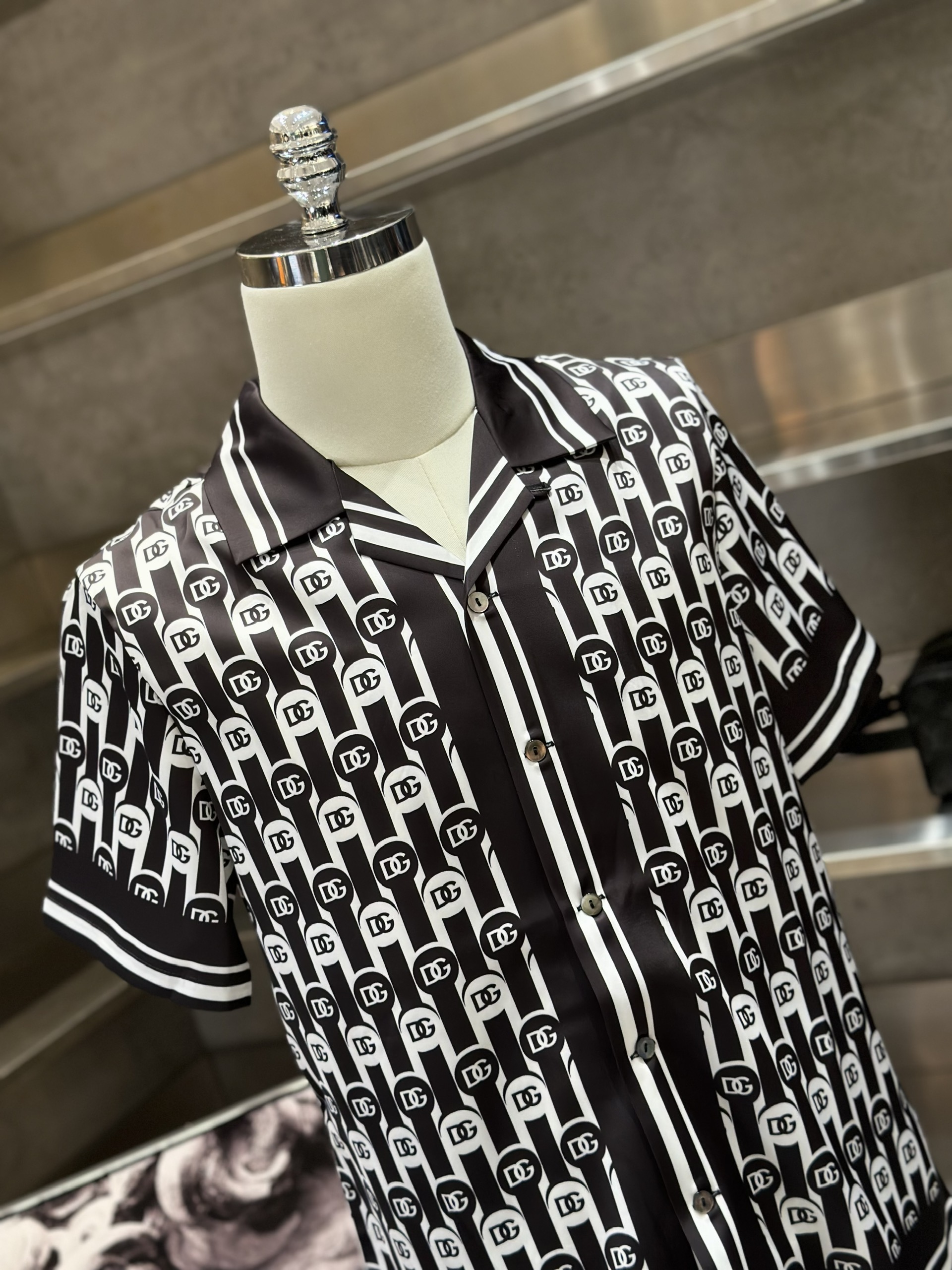 Bộ, set hè lụa Dolce Gabbana DG Đen phối Trắng họa tiết logo chấm tròn full Like Auth VTN