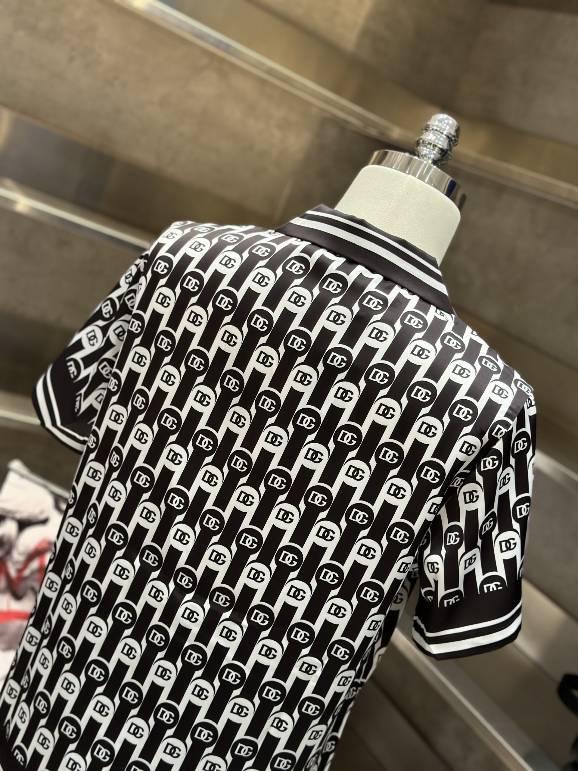 Bộ, set hè lụa Dolce Gabbana DG Đen phối Trắng họa tiết logo chấm tròn full Like Auth VTN