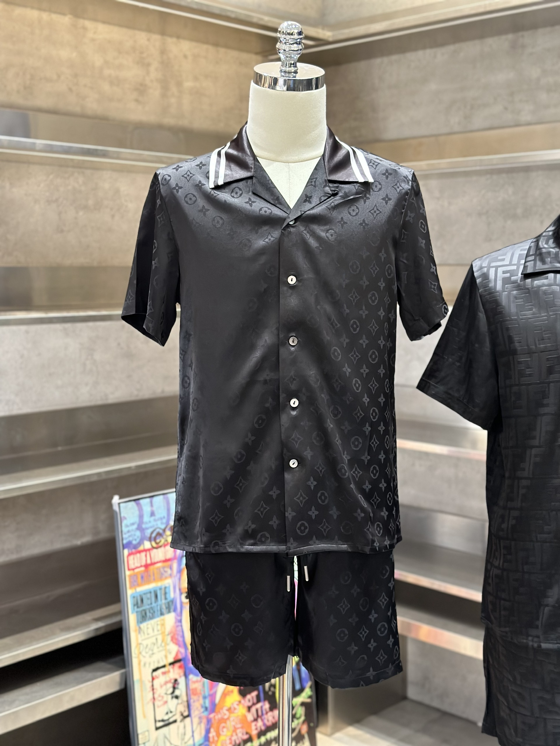 Bộ, set hè lụa Louis Vuitton LV Đen họa tiết hoa vân logo full phối kẻ sọc Trắng cổ Like Auth VTN