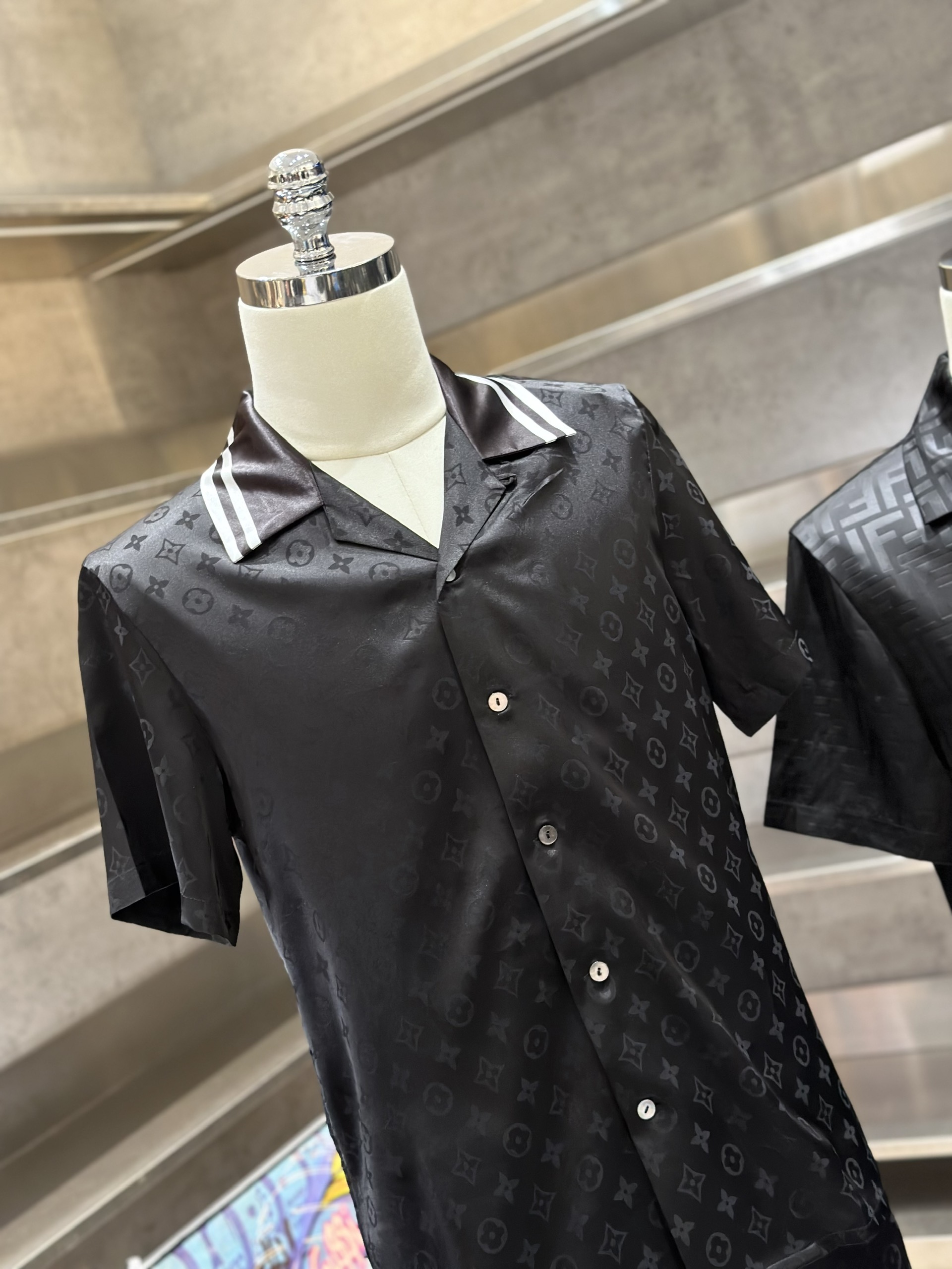 Bộ, set hè lụa Louis Vuitton LV Đen họa tiết hoa vân logo full phối kẻ sọc Trắng cổ Like Auth VTN