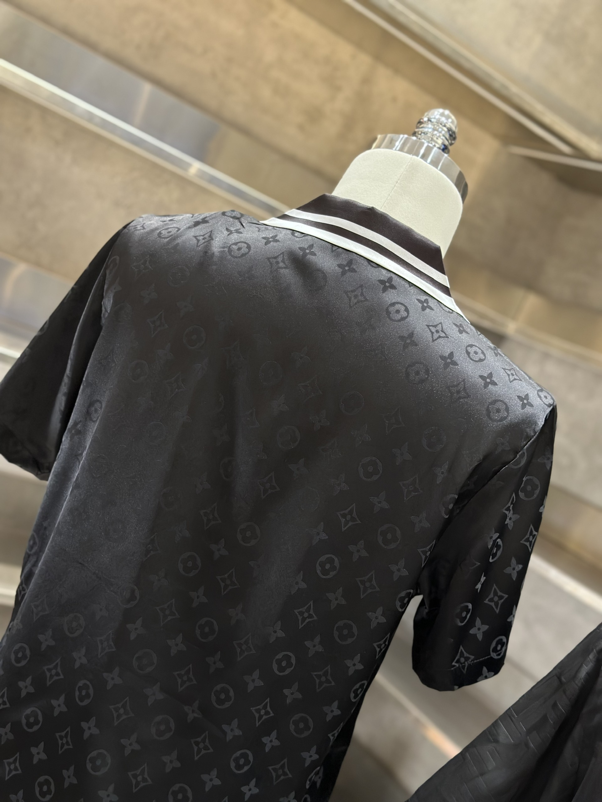 Bộ, set hè lụa Louis Vuitton LV Đen họa tiết hoa vân logo full phối kẻ sọc Trắng cổ Like Auth VTN