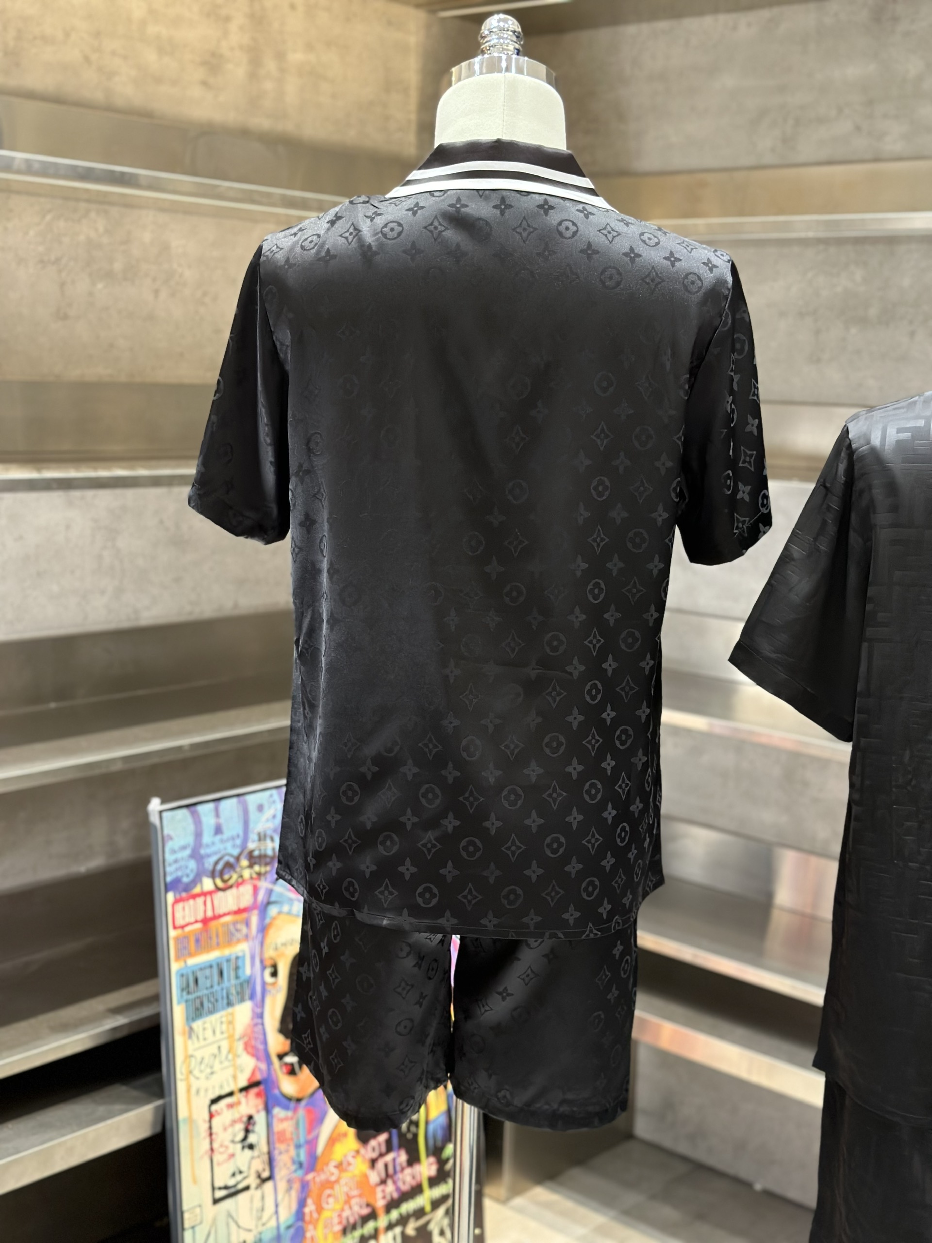 Bộ, set hè lụa Louis Vuitton LV Đen họa tiết hoa vân logo full phối kẻ sọc Trắng cổ Like Auth VTN