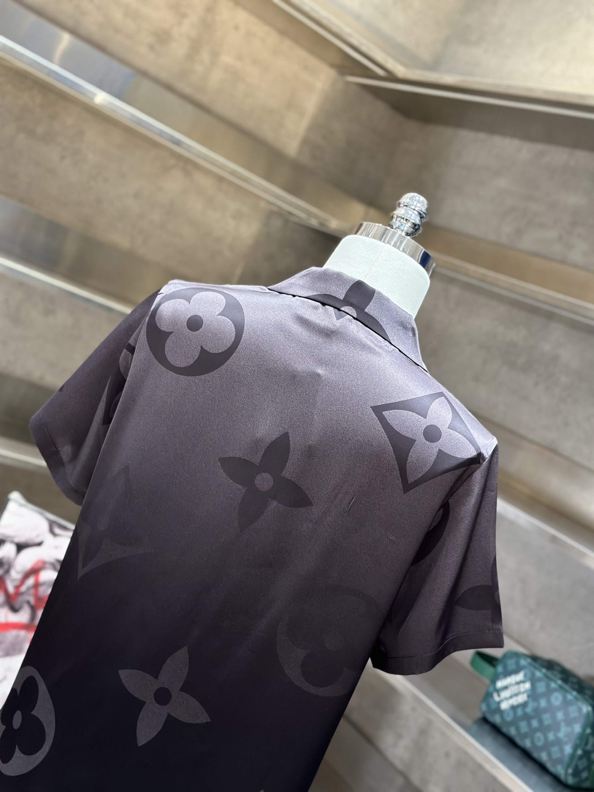 Bộ, set hè lụa Louis Vuitton LV Đen loang họa tiết hoa vân to full Like Auth VTN